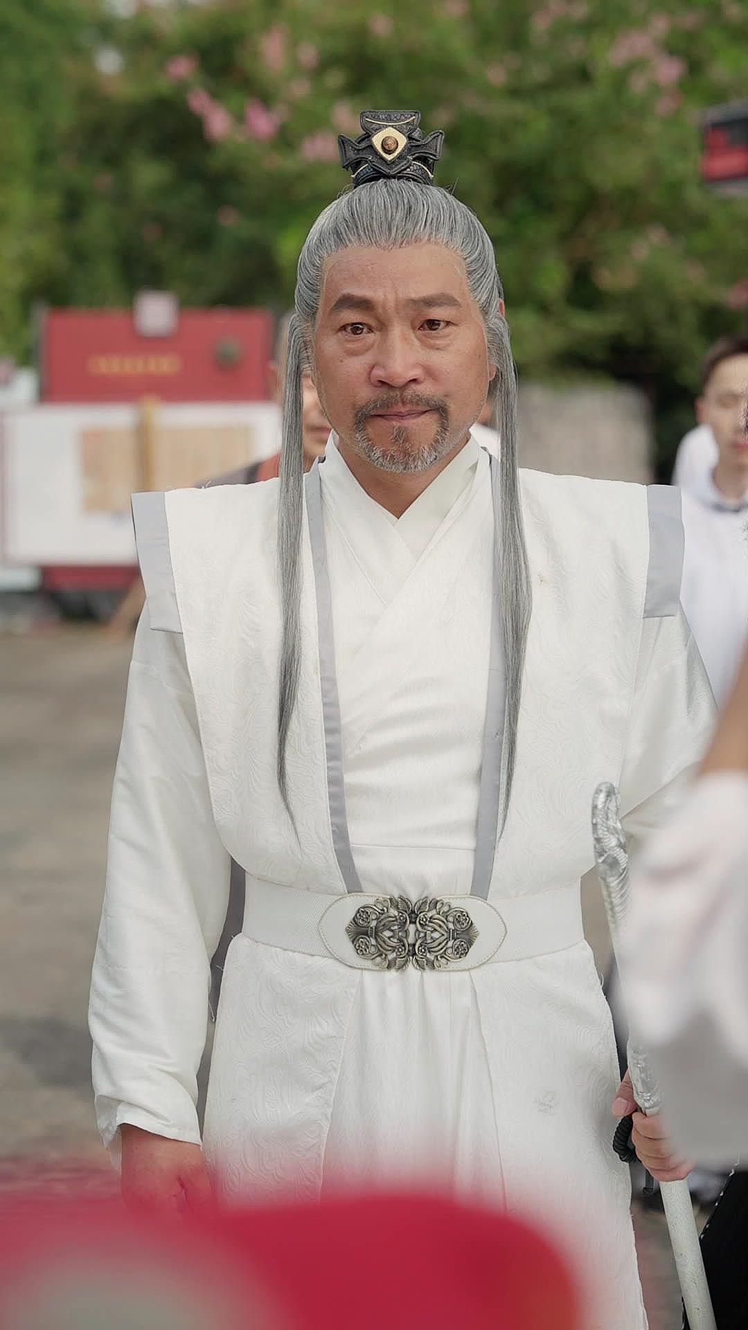 Jangan Berisik, Dewa Silat Lahir