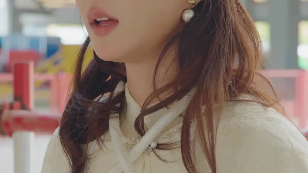 Golden Robe vs. Purple Suit: A Standoff of Styles