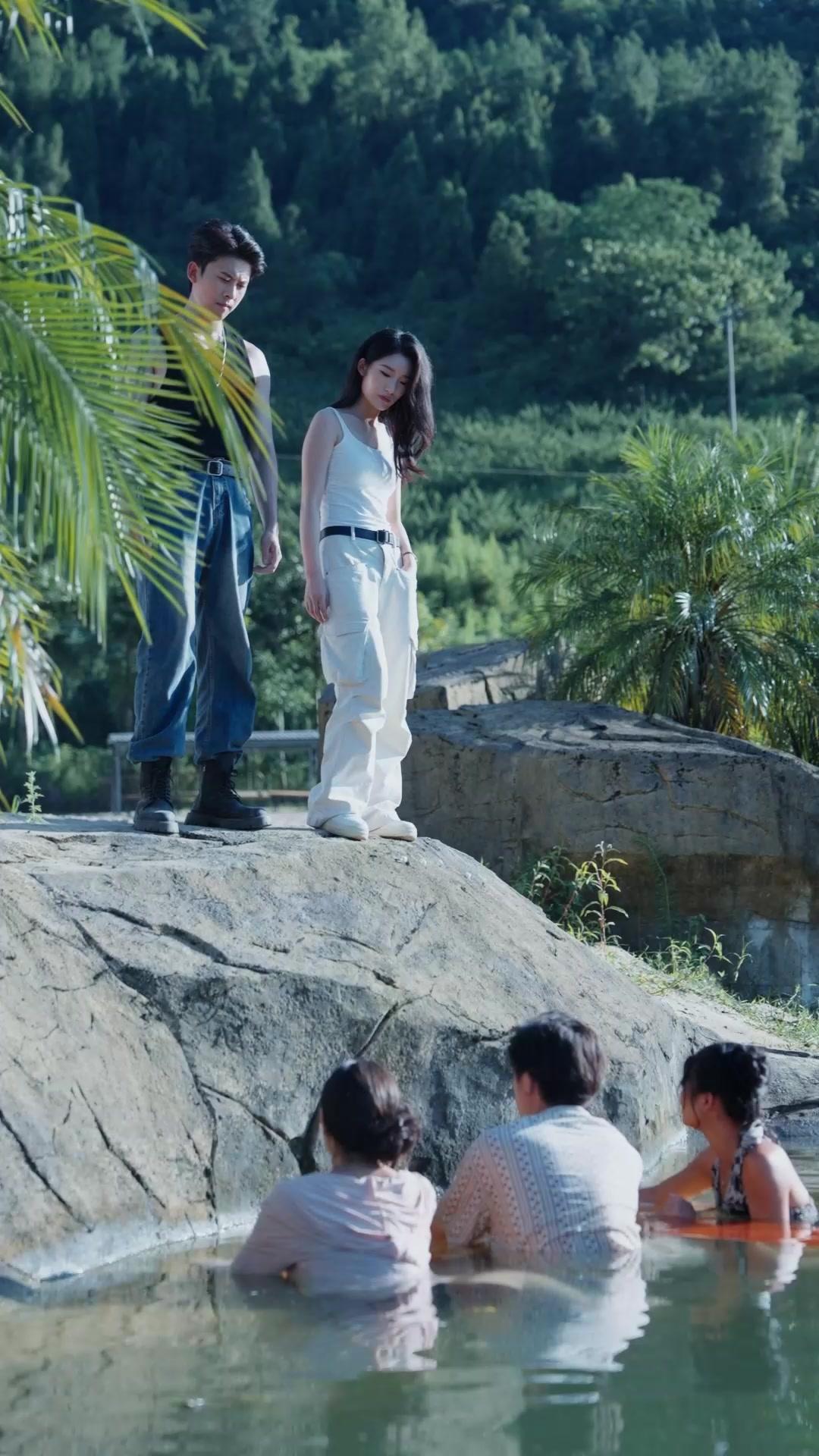 Lari!  Jerung raksasa datang!