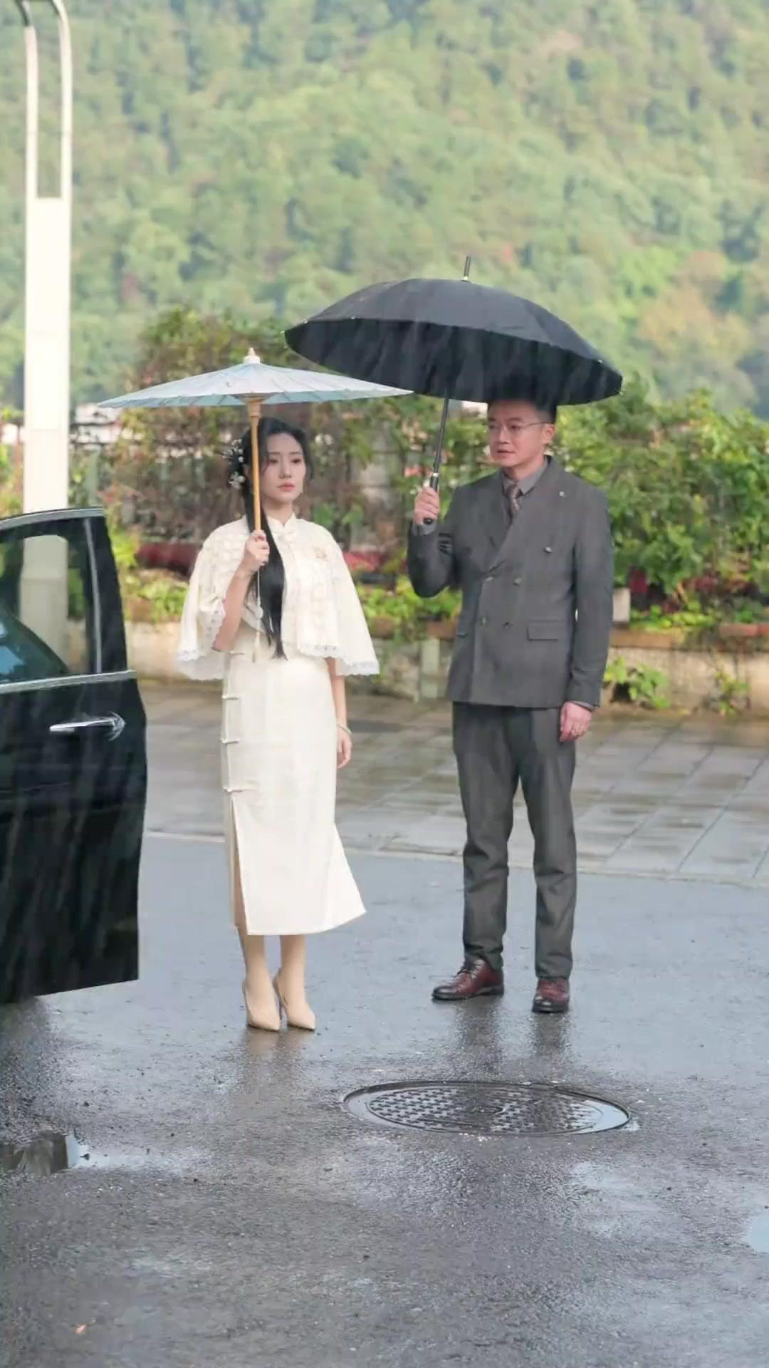 Payung Itu Menghujani Kami 