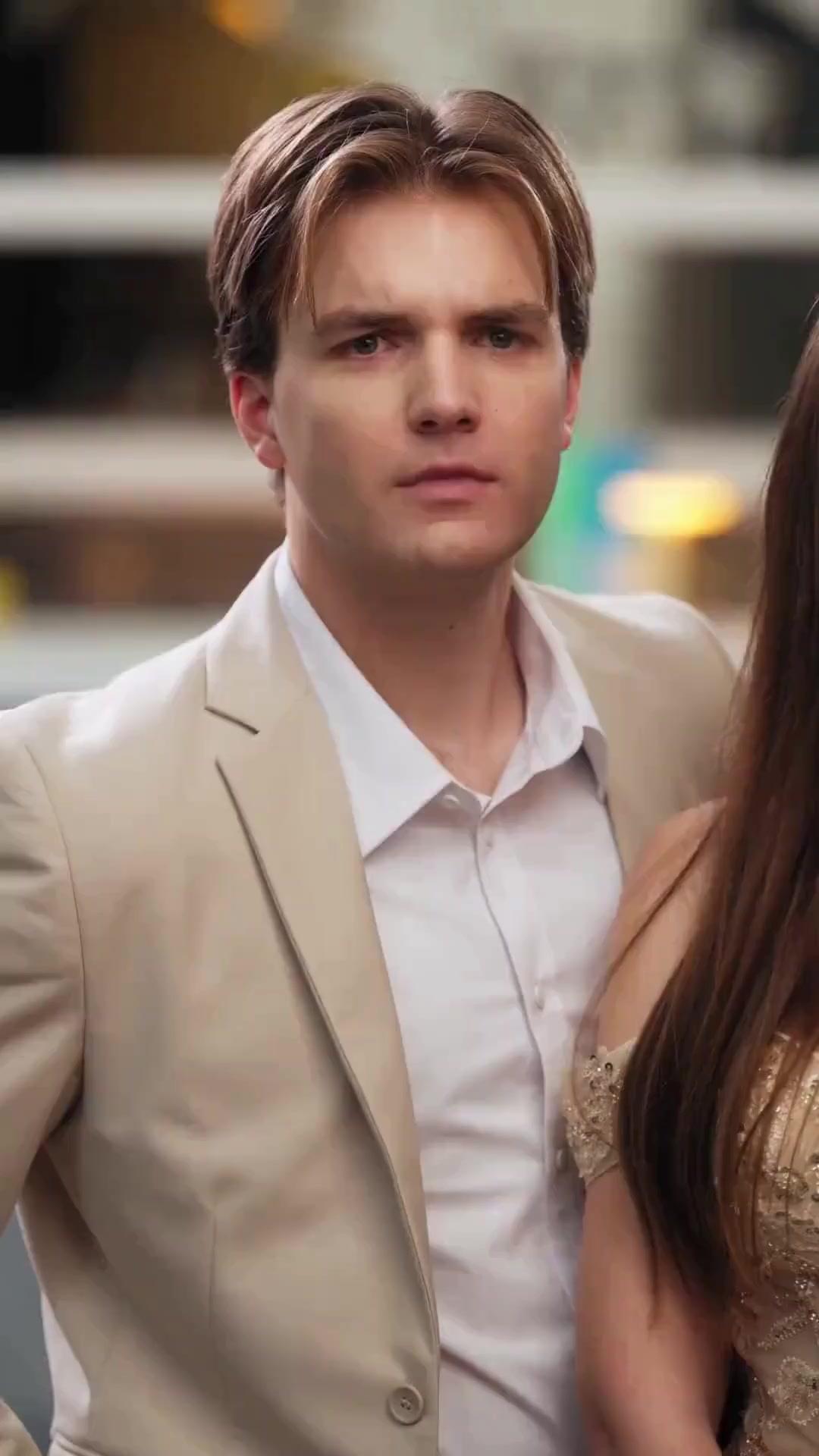 (Doblado) Mi padre conserje es el jefe final