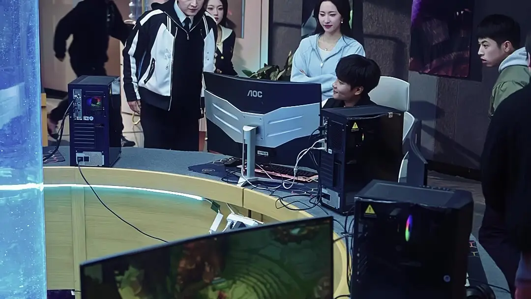 Campus Queen Falls for Me After My First Love Betrayed Me: When the LAN Party Becomes a Courtroom