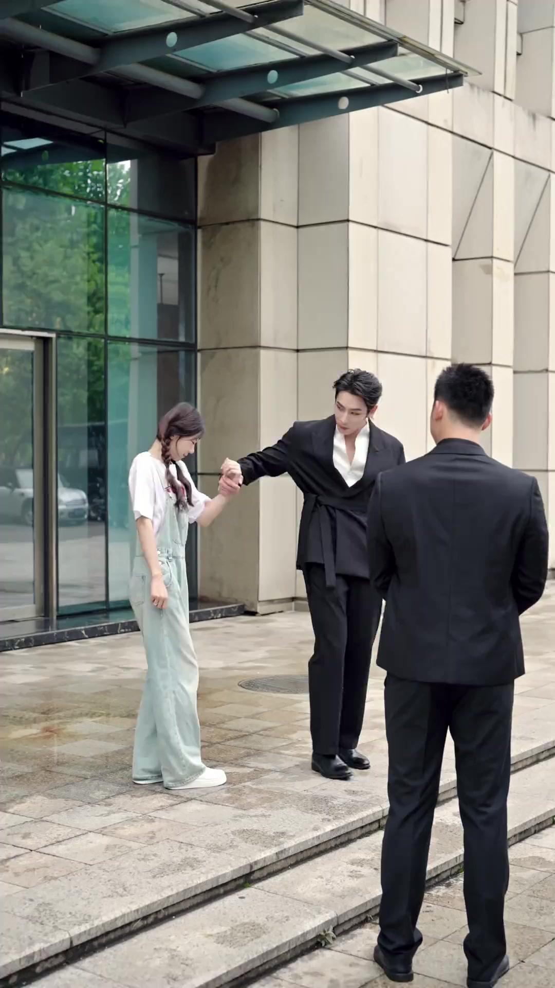 Istrinya Bos dari Kampung