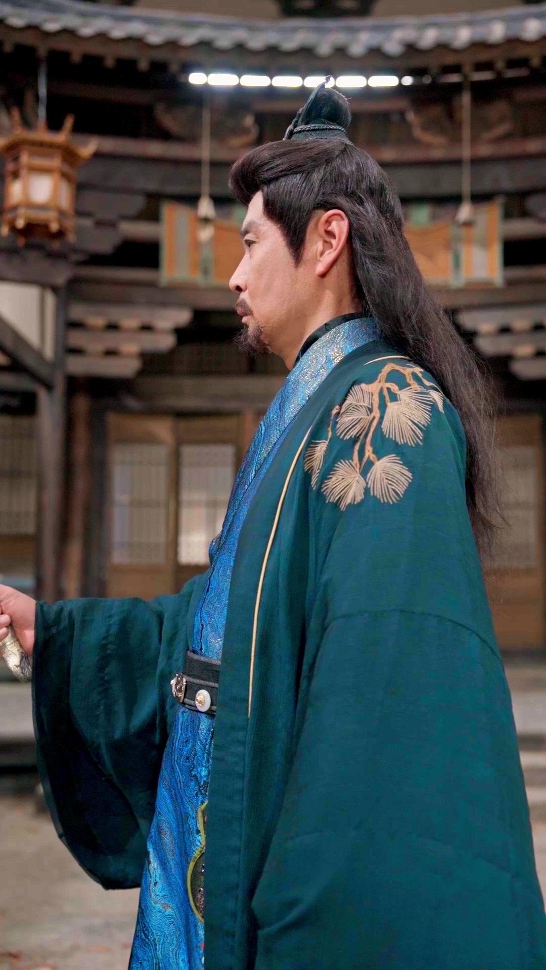 Desenvainó y todos se arrodillaron