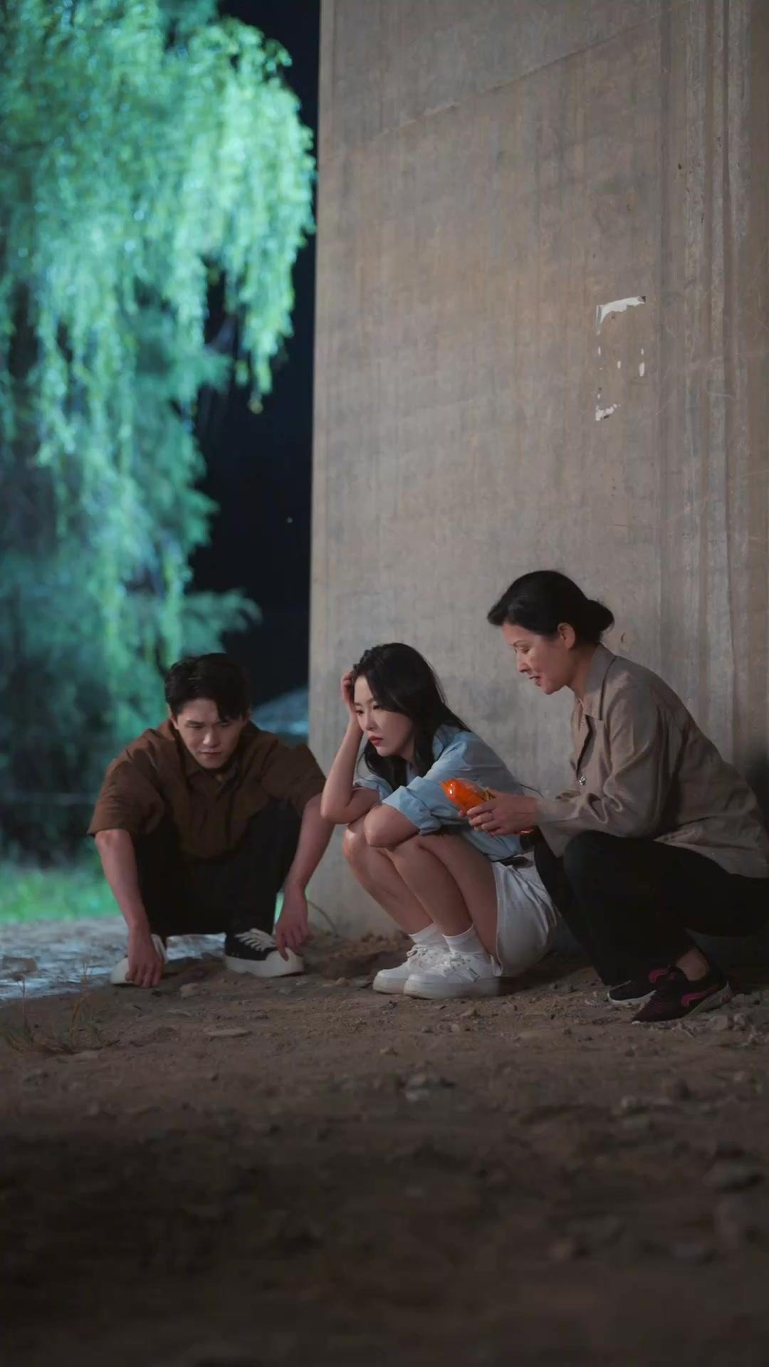 Bayangan Di Balik Senyum Indahmu