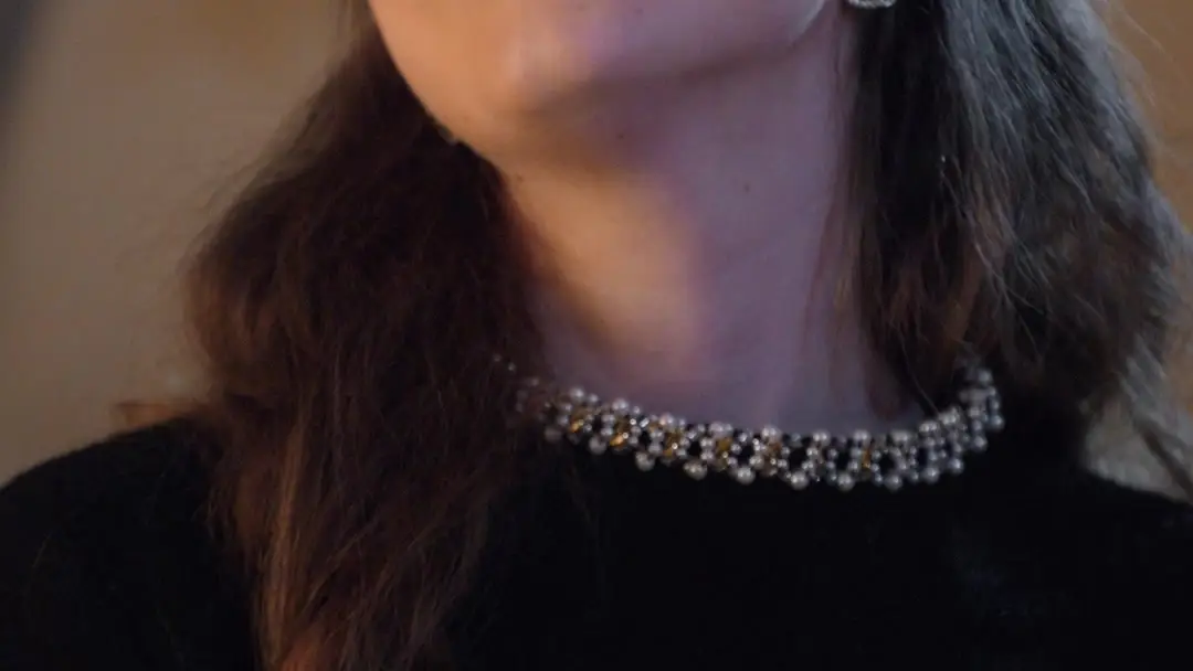 TON AMOUR EST VENU APRÈS L'ADIEU : Le secret derrière la broche de Clara