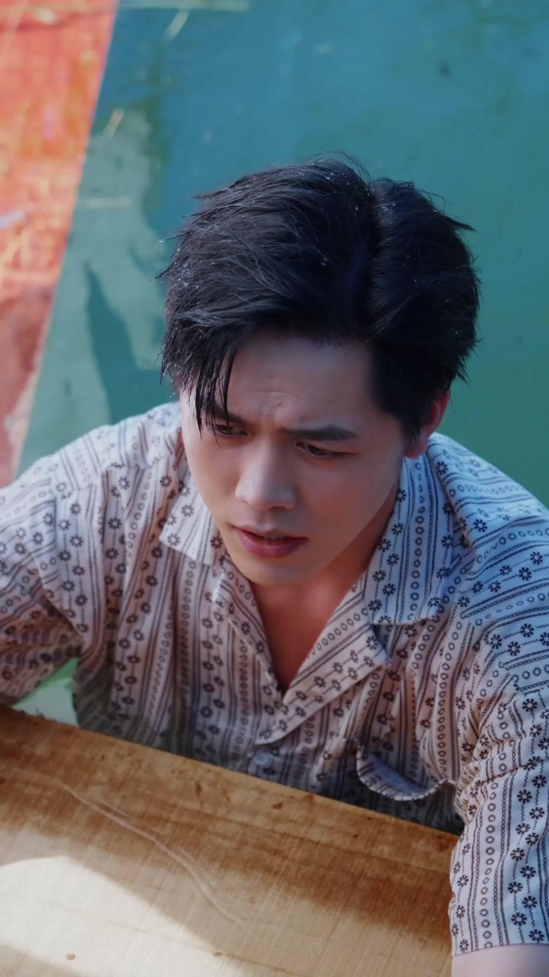 Lari!  Jerung raksasa datang!