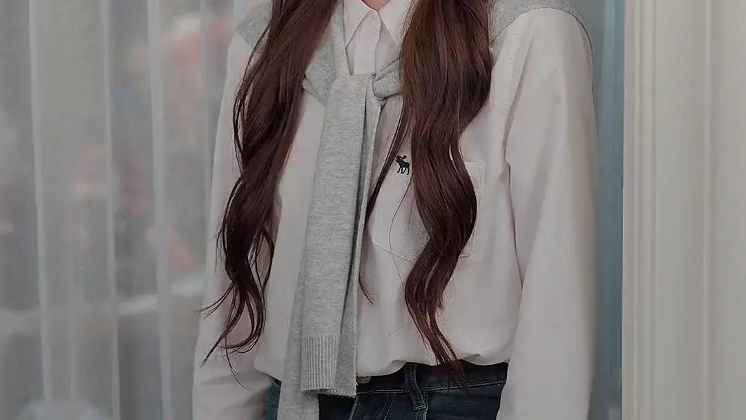 Third Wheel Energy, But Make It Elegant