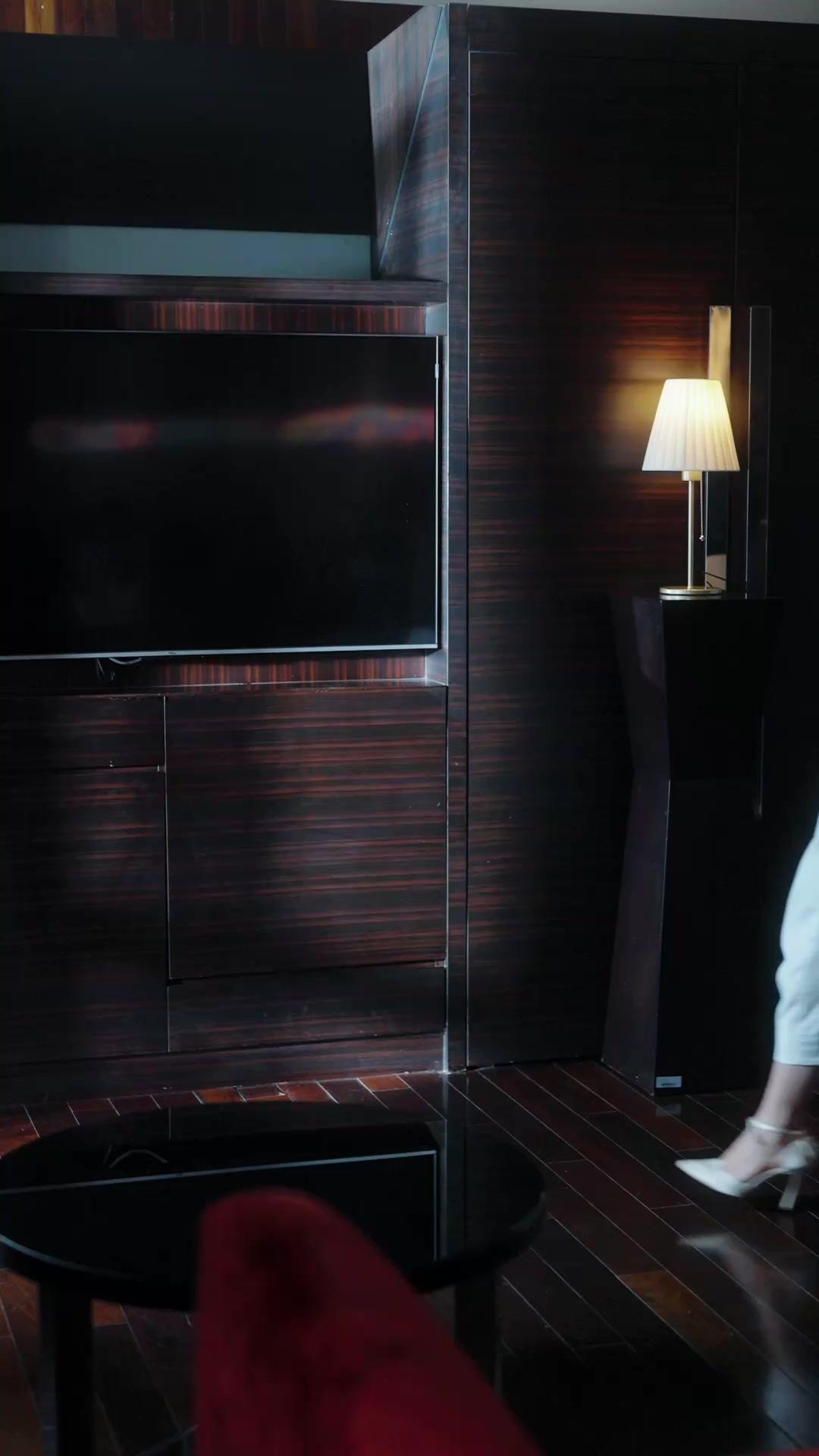 Kenari Di Dahan Tertinggi