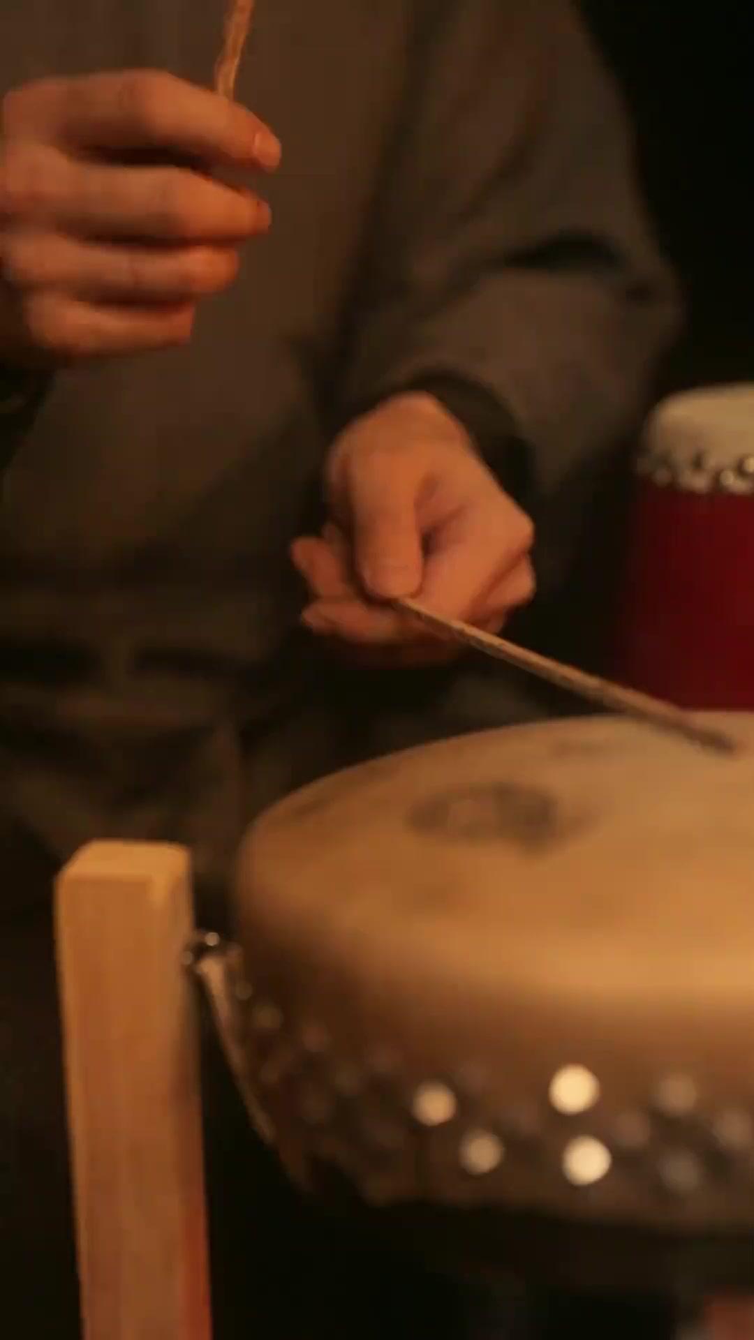 SON PROTECTEUR DANS L'OMBRE