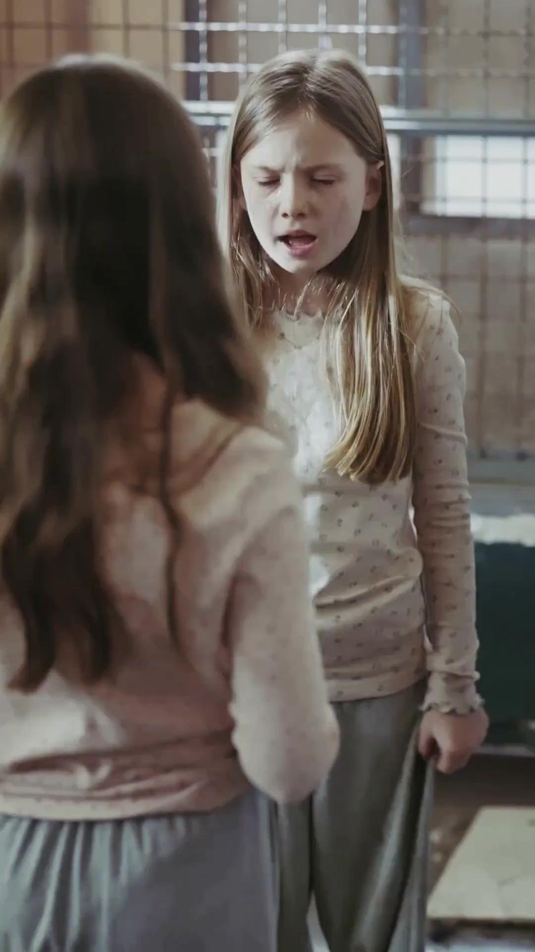 (Doblado) La impostora en brazos de mis tíos