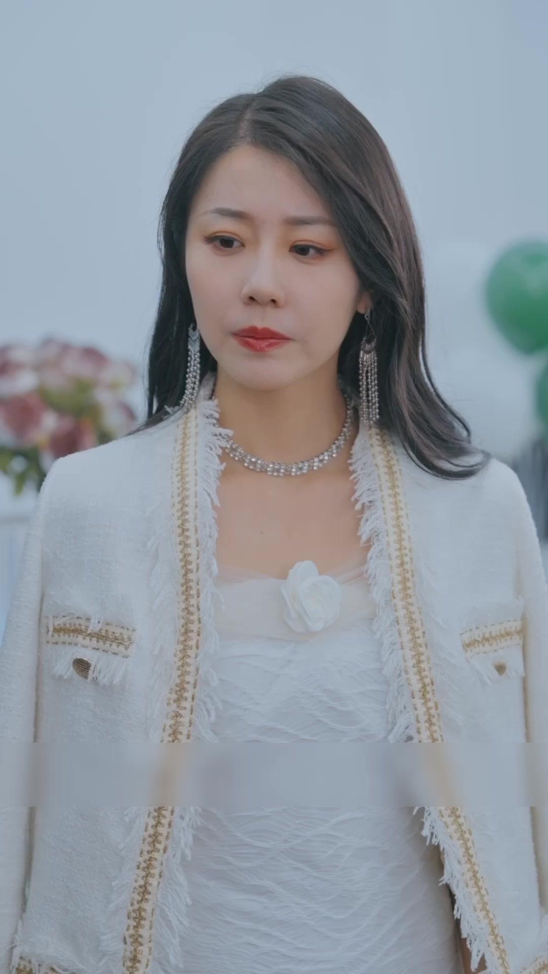 Istri Bos Bosan, Mulai Kerja Hari Ini