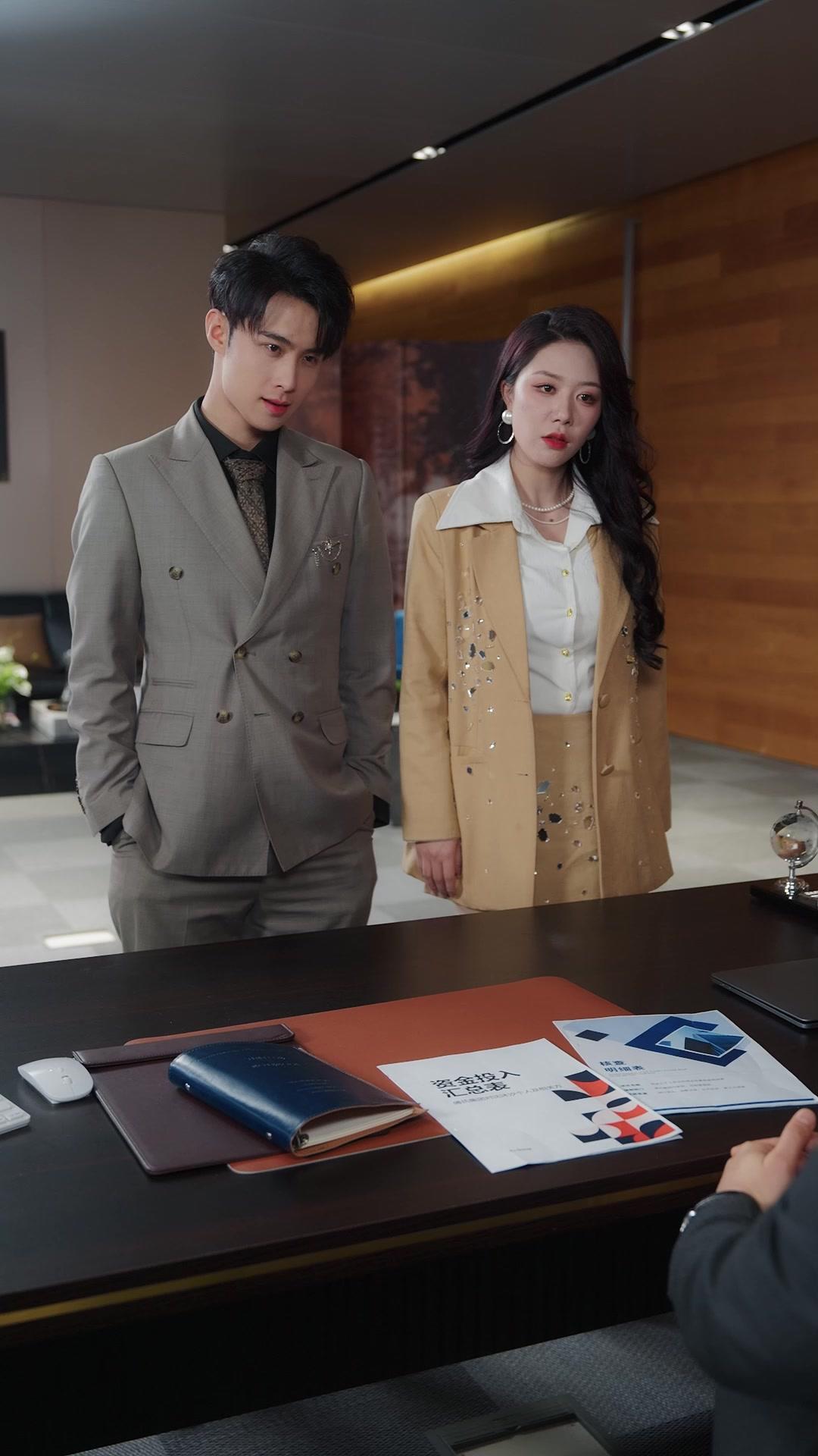 她當眾求婚白月光那天