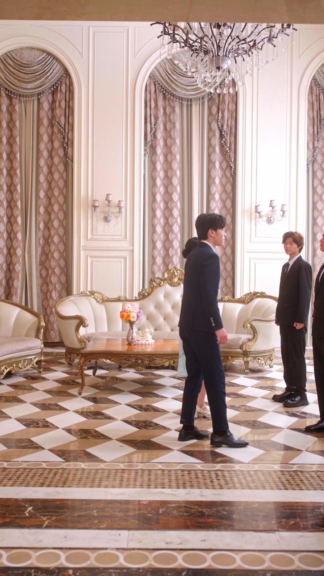  Pengawalku Mencurigakan