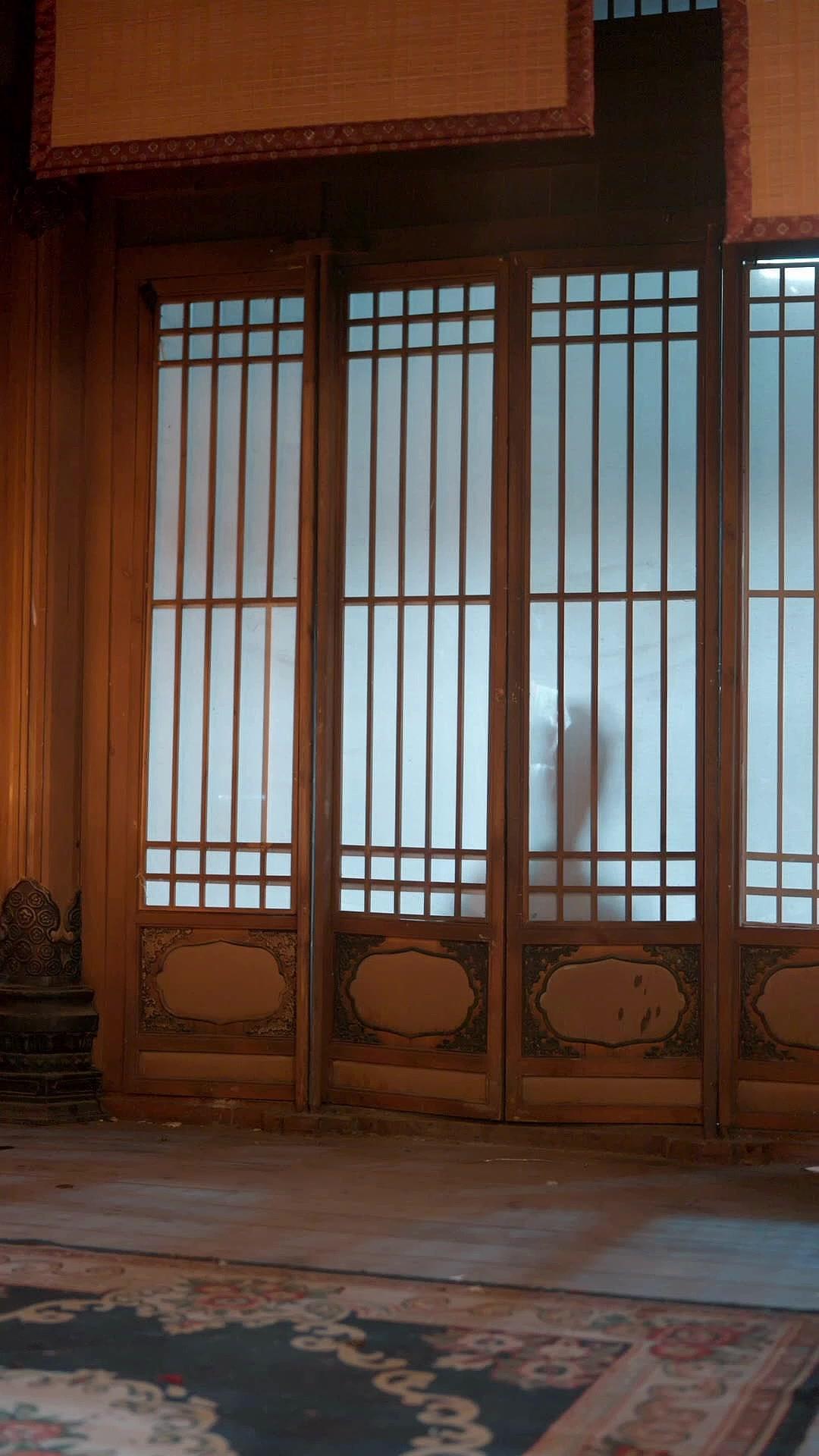 L'IVRESSE DE LA COURONNE