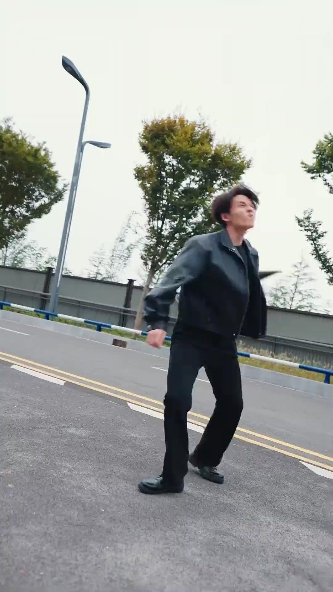 (Sulih suara) Primadona dan Pengawalnya