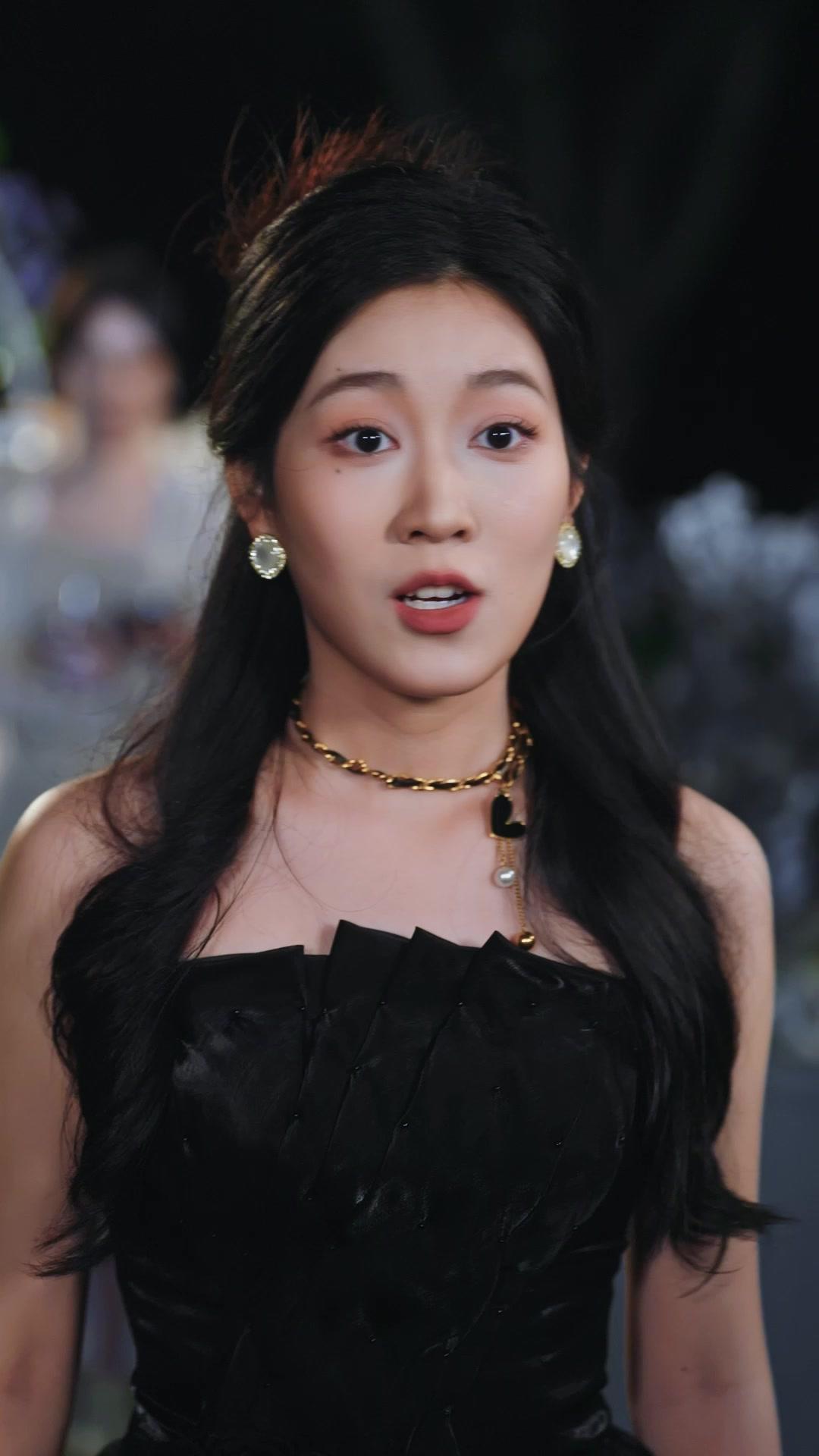 Sang Penyanyi Dibalik Topeng