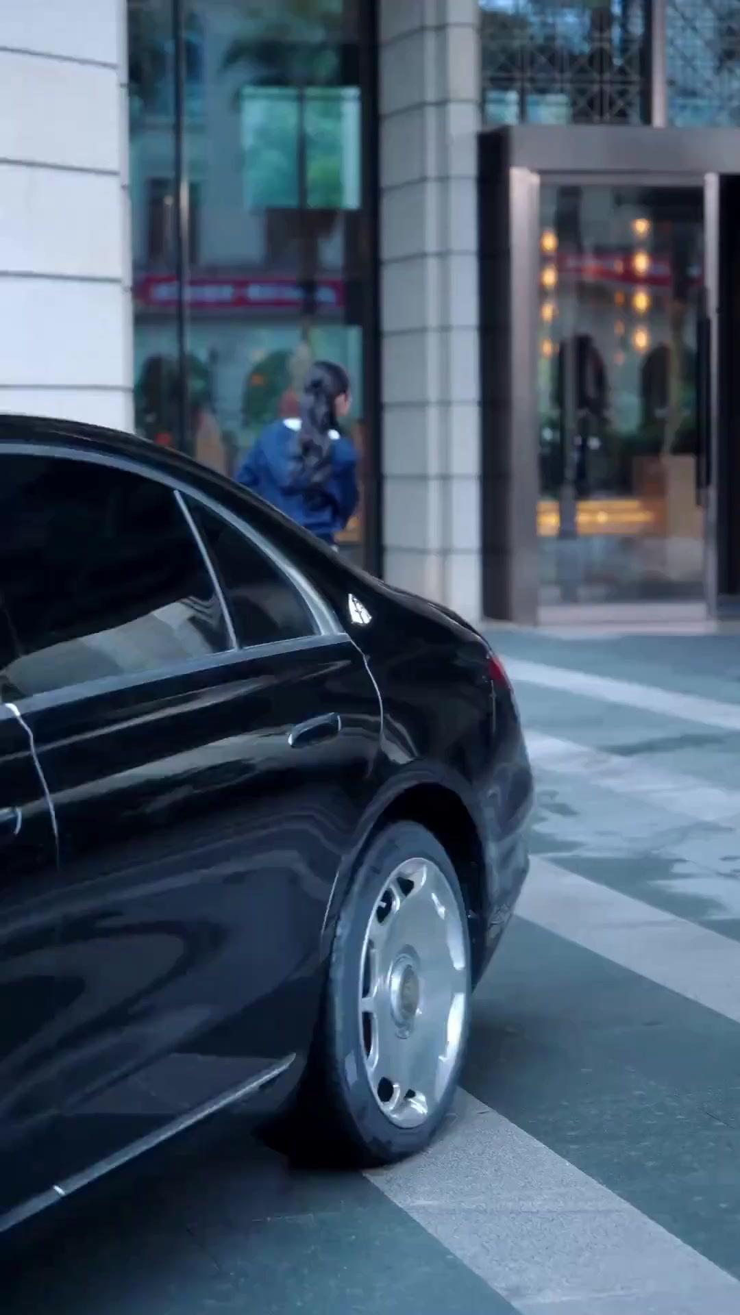 (Dubbed) A Discarded Wife? The Billionaire’s Lucky Charm!