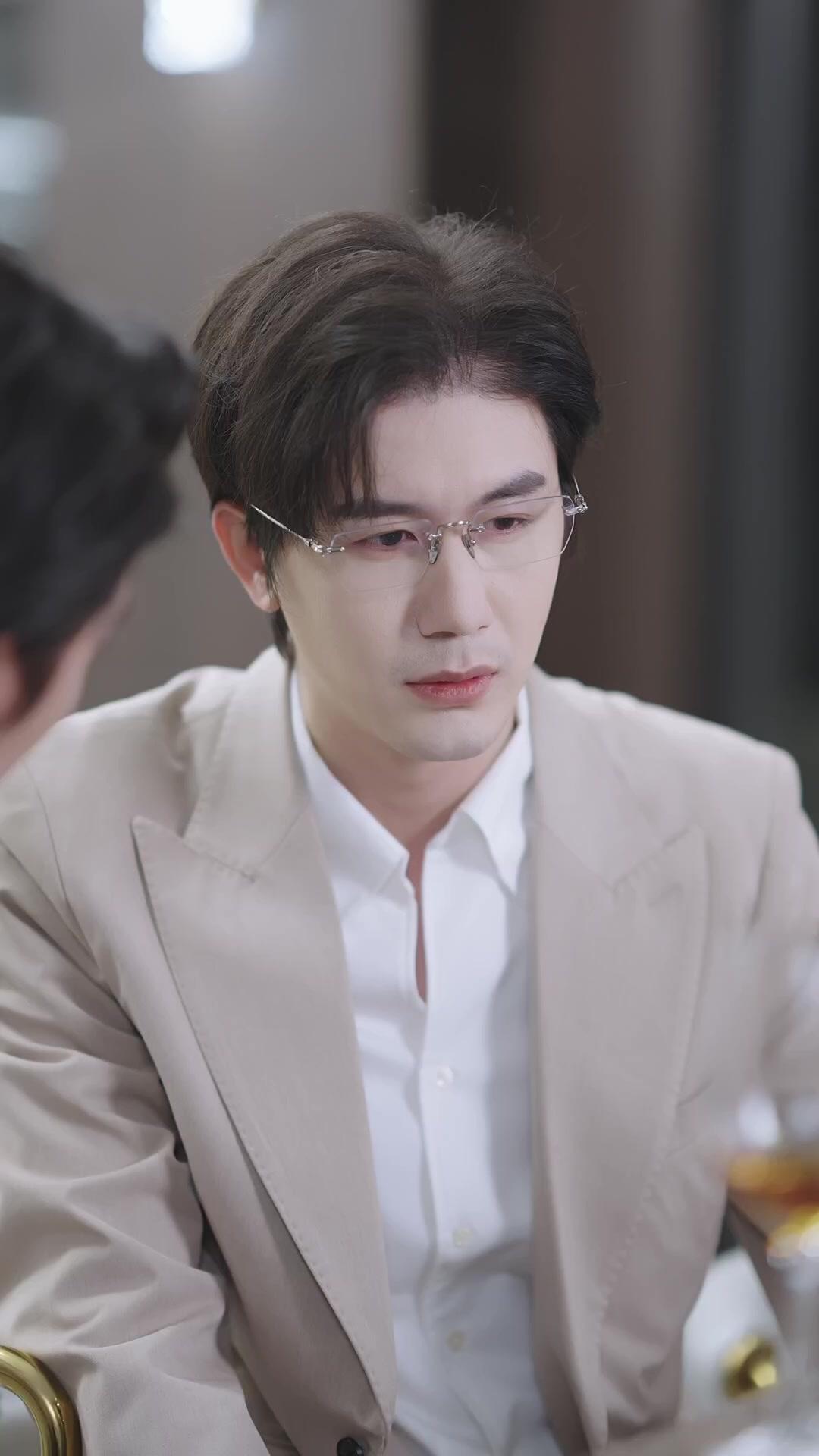 Rahasia Masa Lalu, Cinta dan Balas Dendam