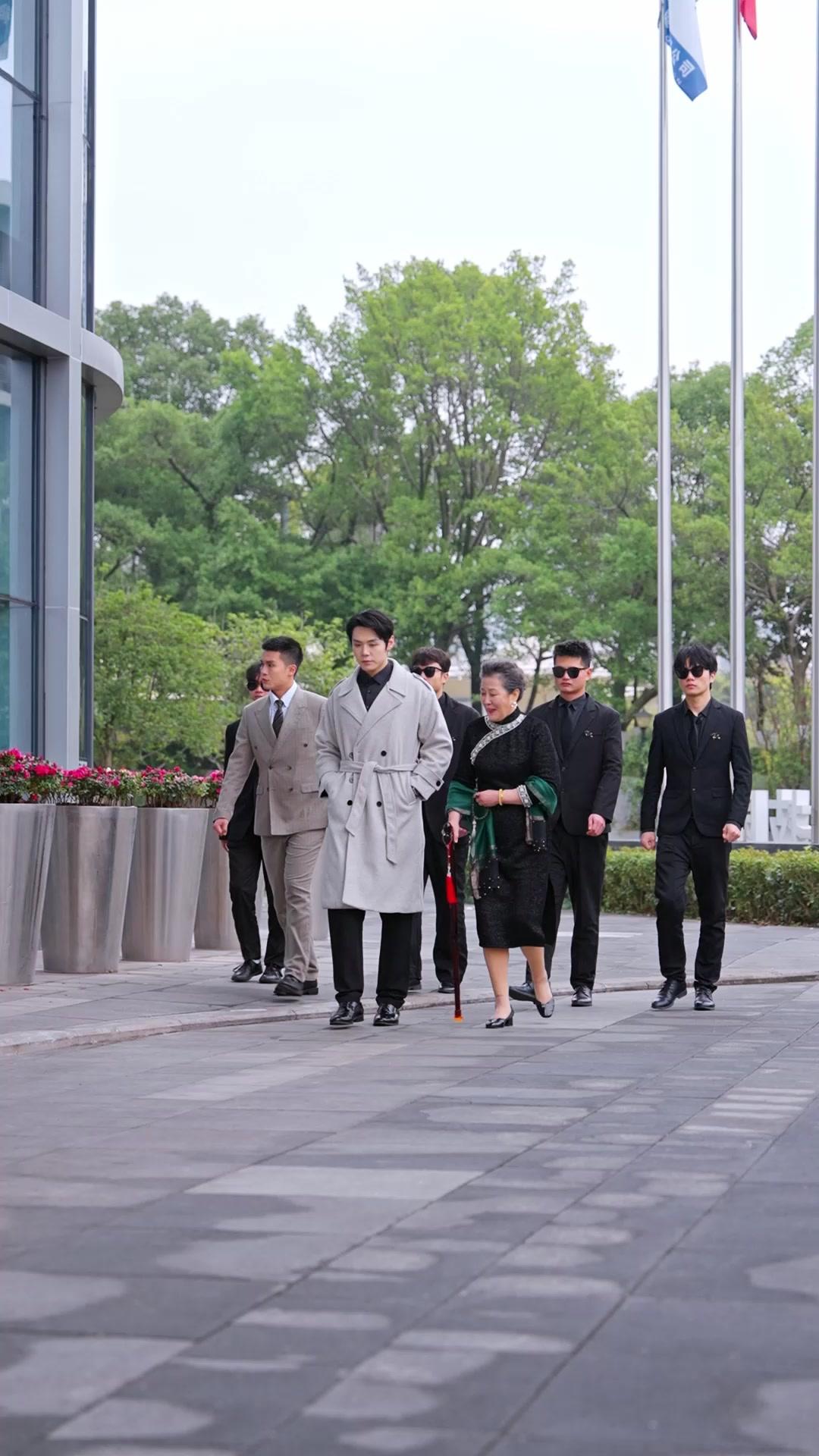 被背叛後，他撿走了我