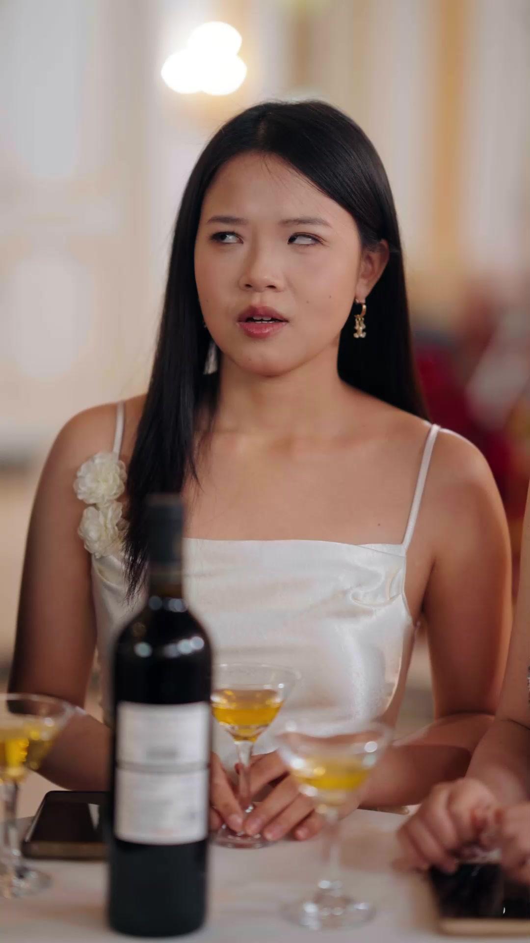 Khuôn Mặt Bà Già