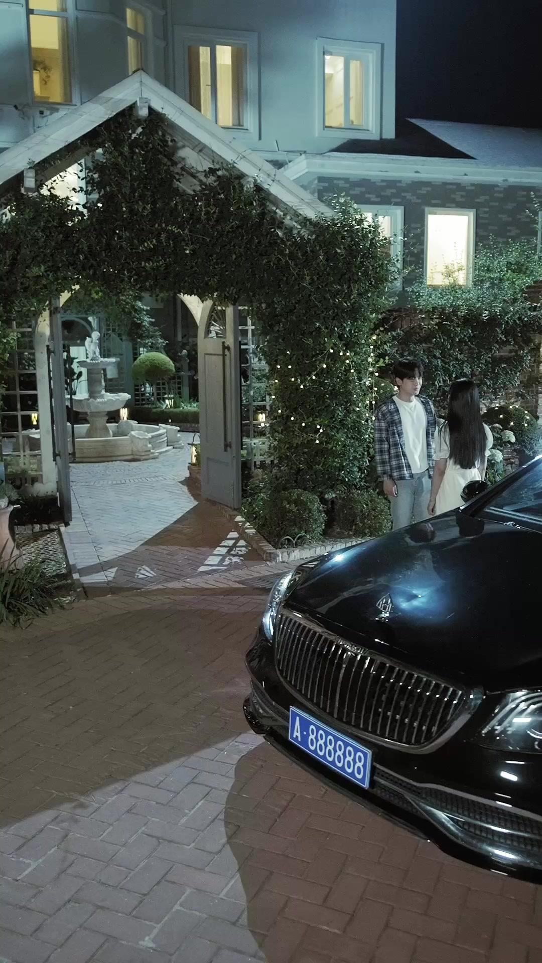 Bayangan Di Balik Senyum Indahmu