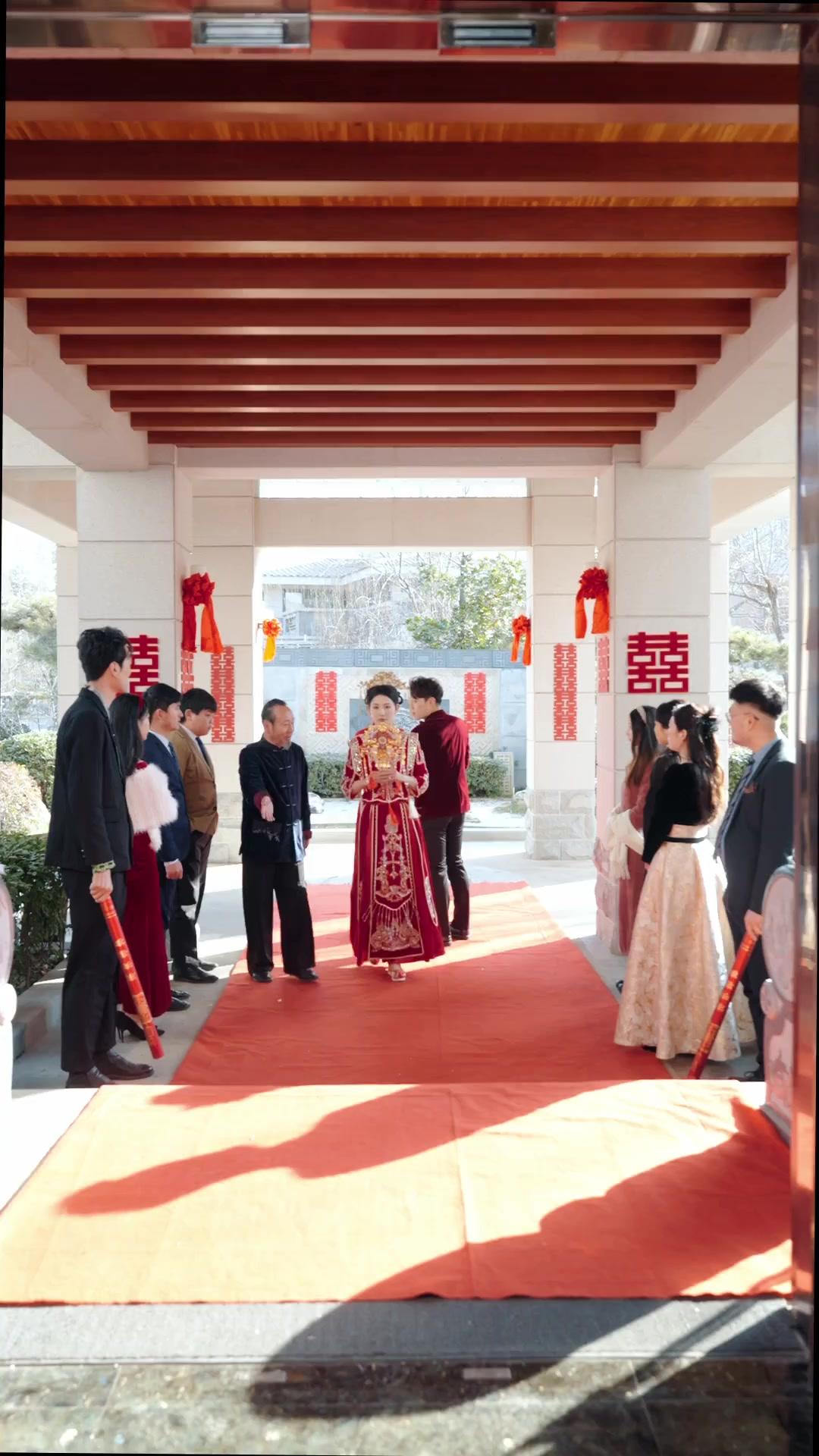 تزوجت الرجل المناسب من سيارة الزفاف الخطأ