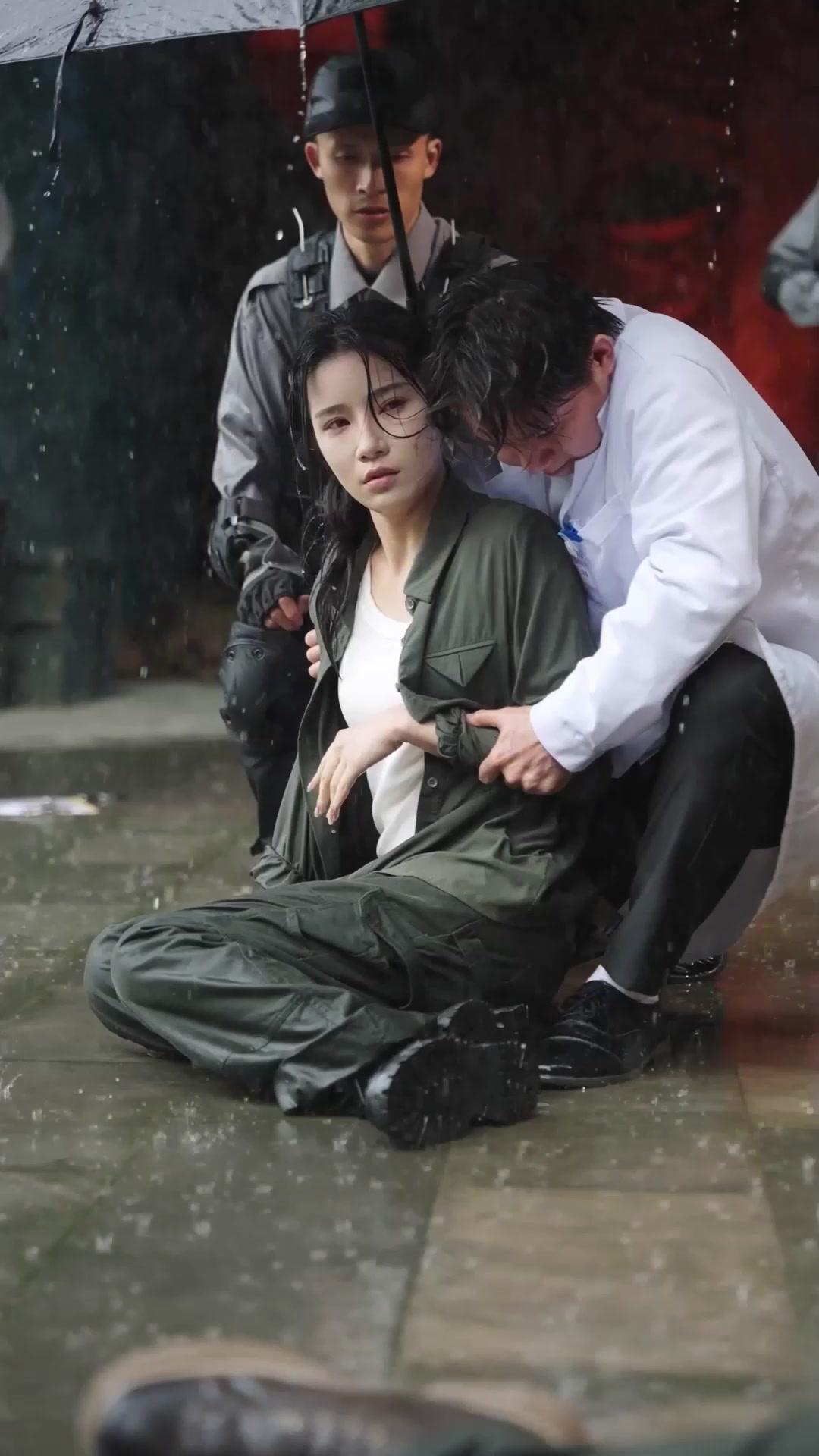 DEMI-MORT, DEMI-VIVANTE