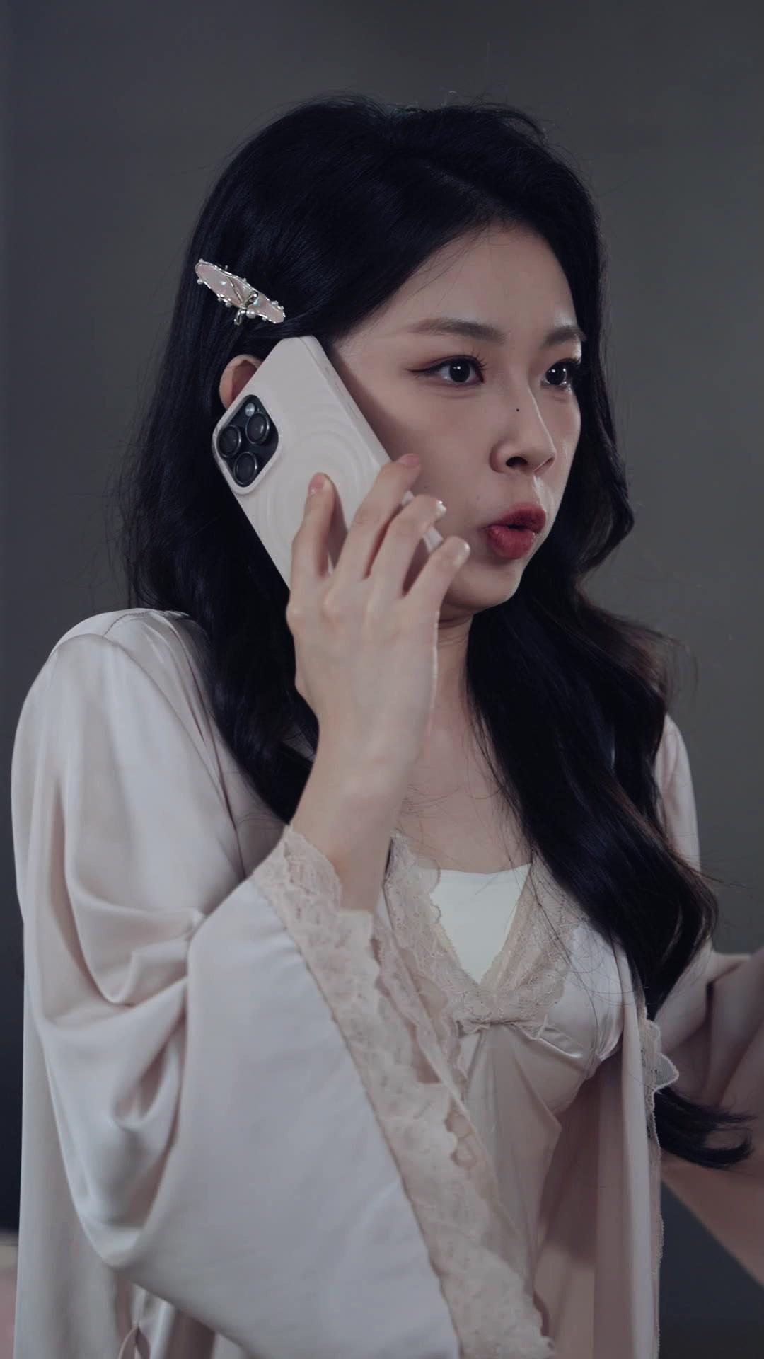 Wanita Misterius Bertopeng