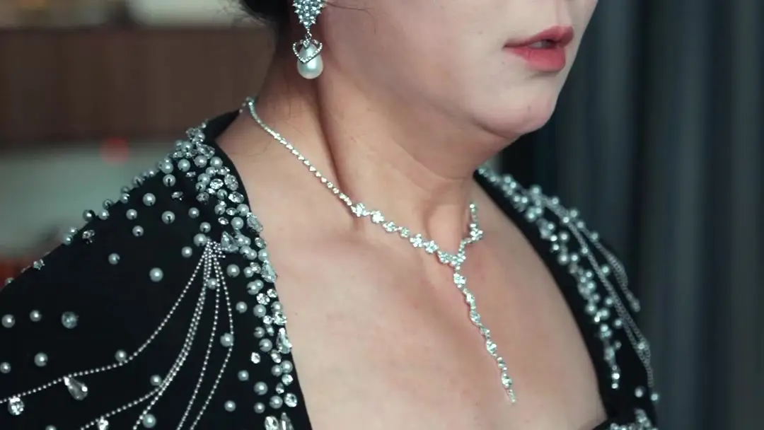 豪門太后在民間：紅裙女的金表陷阱與黑袍貴婦的沉默審判