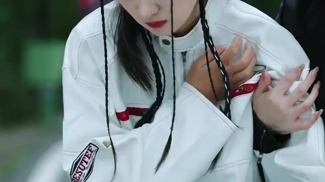 (مدبلج) سائق الشاحنات، أقوى مما تتخيل: عندما يتحول الممر إلى مسرح للحقيقة