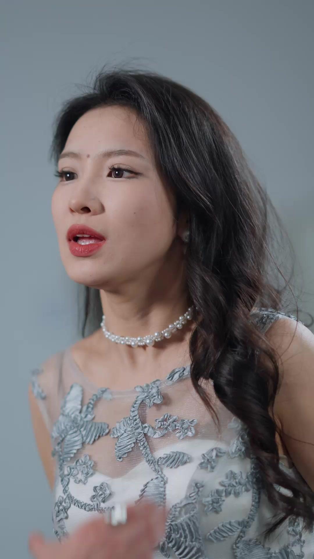 LE LOUP BAISE SES ESCARPINS