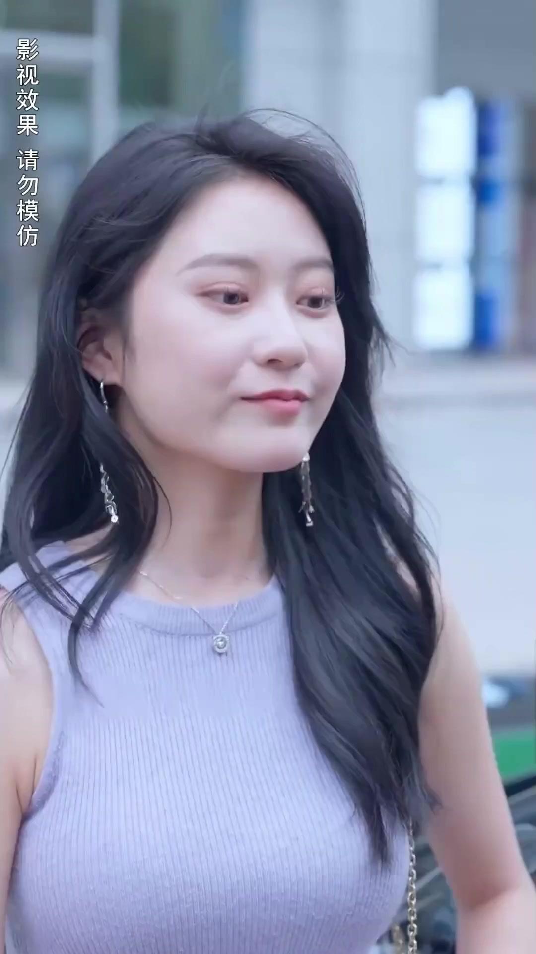 El jefe dominante la abraza