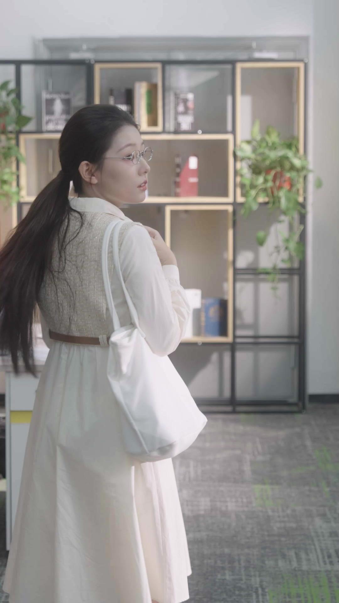 Pacarku Kaya, Hidupku Sempurna