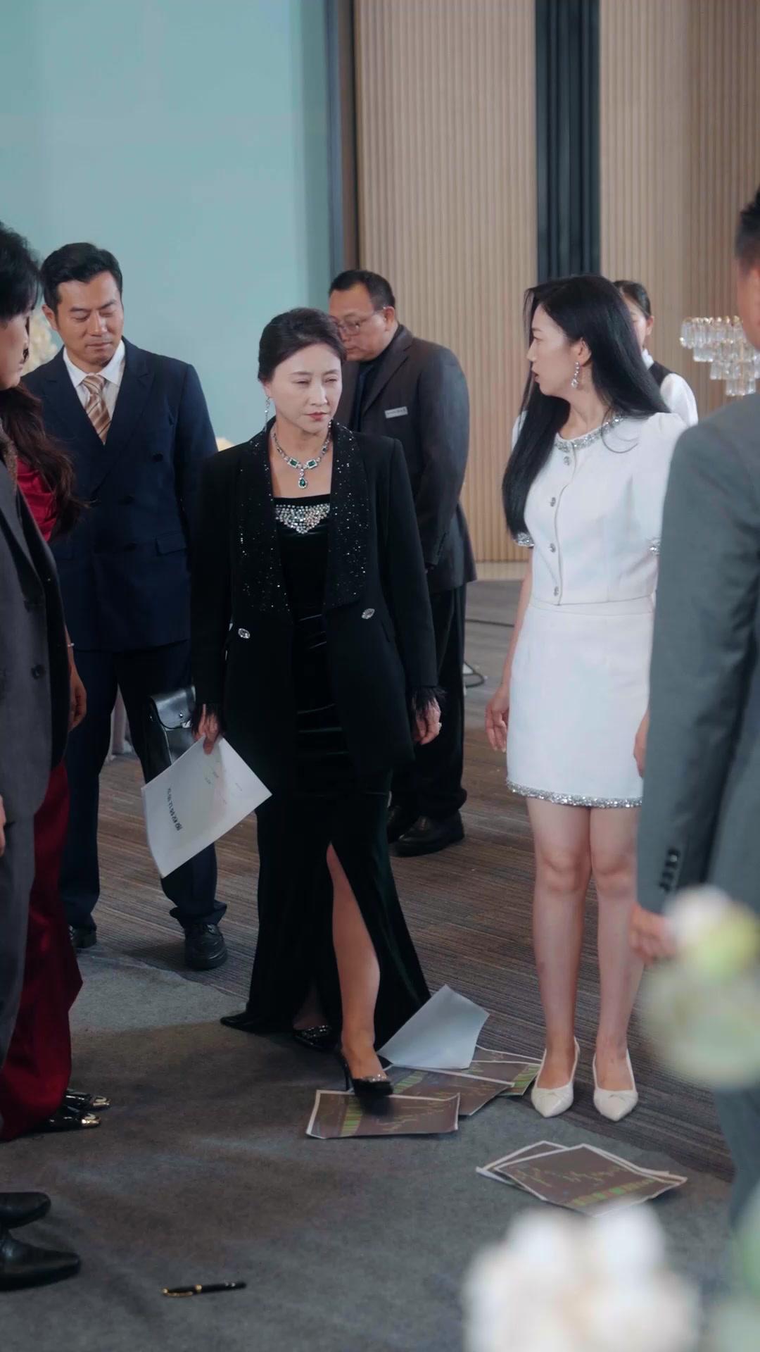 Di Balik Senyum Palsu