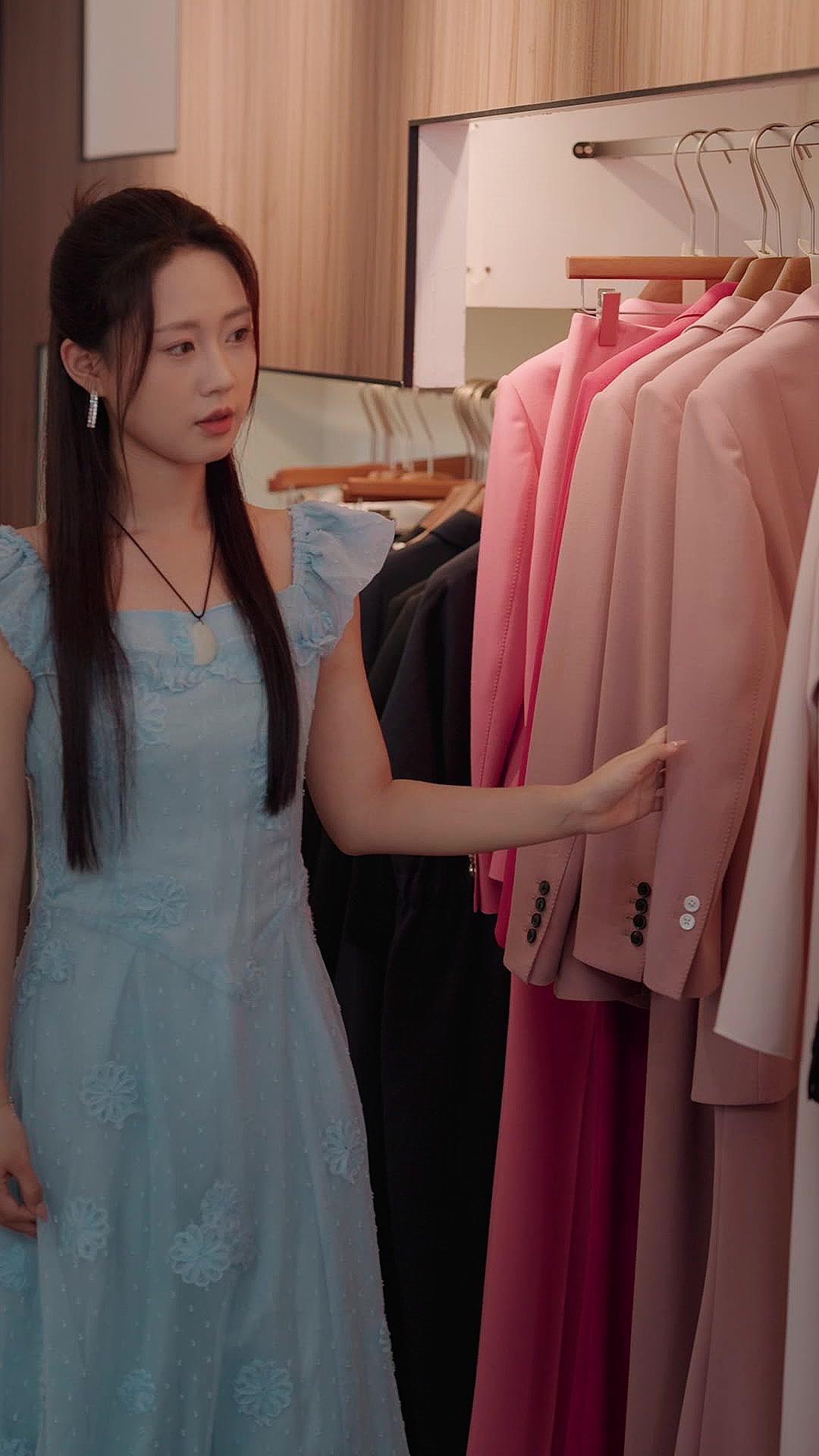 Mawar Di Tapak Tangan - Terlalu Menggoda