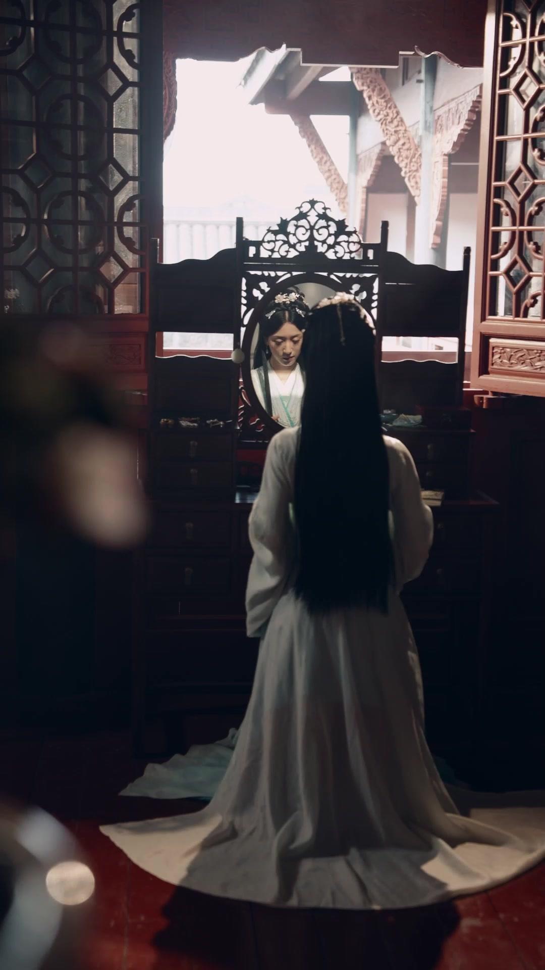 Kriegsheilige: Kronen aus Blut und Zeit