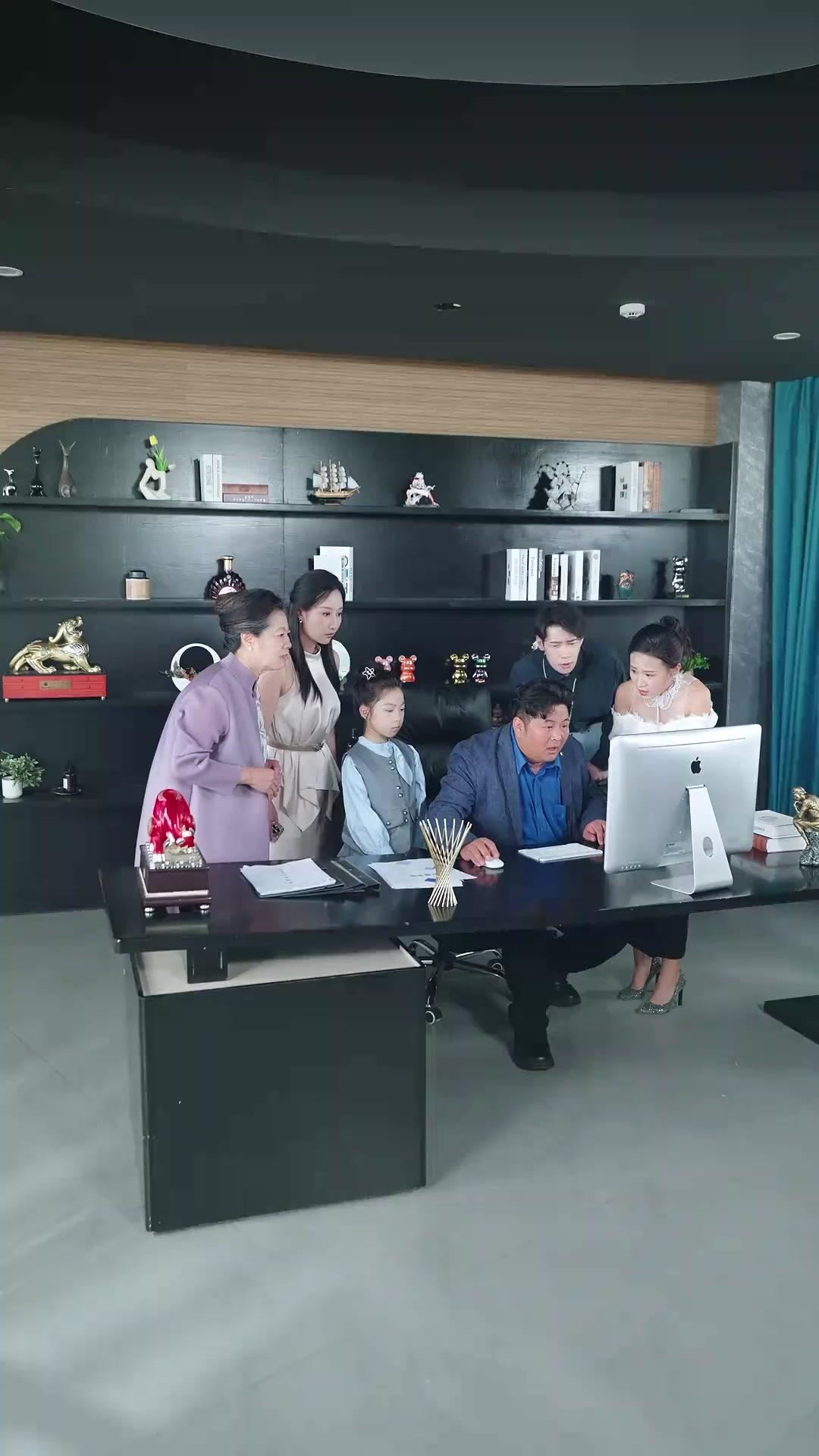 (Doblado)La reina empresarial tiene ocho años