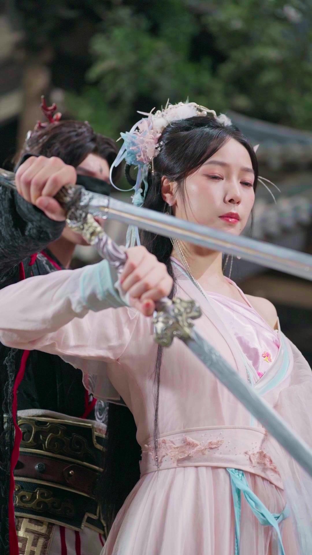 Desenvainó y todos se arrodillaron