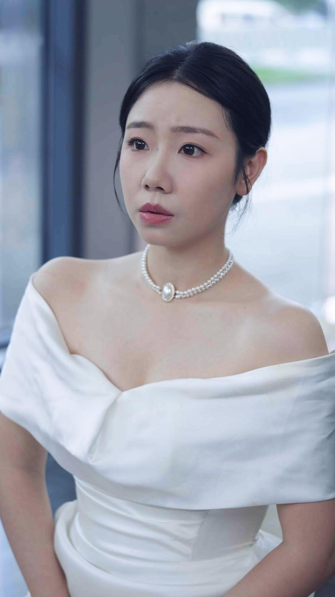 Wanita Misterius Bertopeng