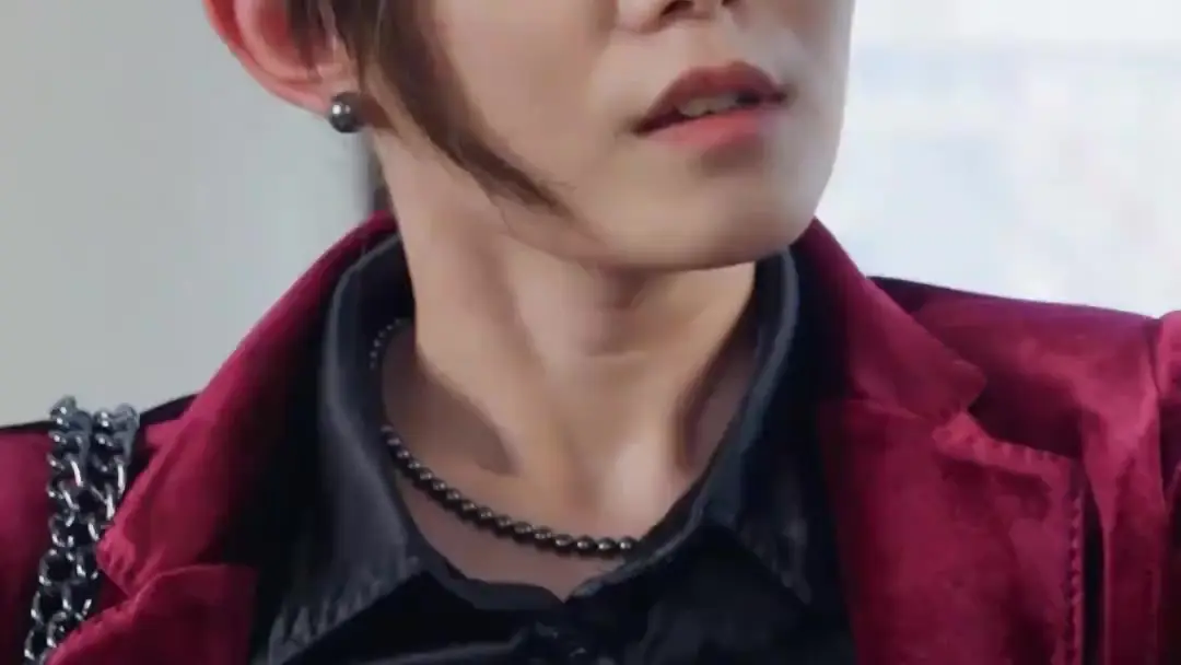 When the Mirror Breaks in a Boutique