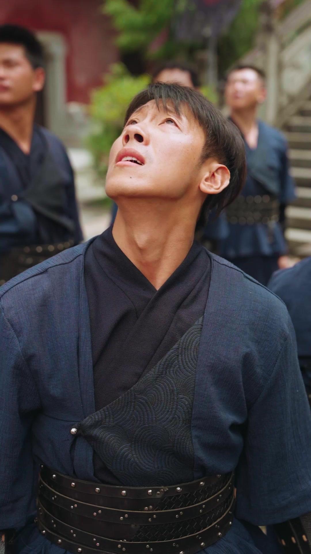 Bajo la máscara del inútil