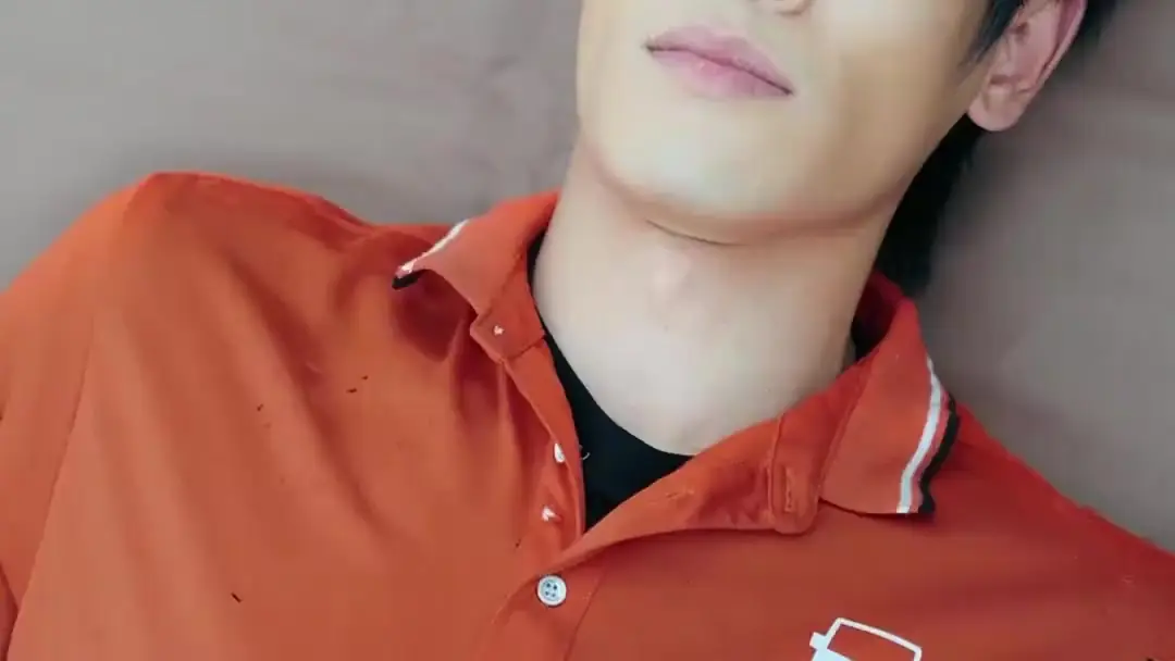 (مدبلج) سائق الشاحنات، أقوى مما تتخيل: عندما يتحول التمثيل إلى معركة نفسية على حلبة الدراجات