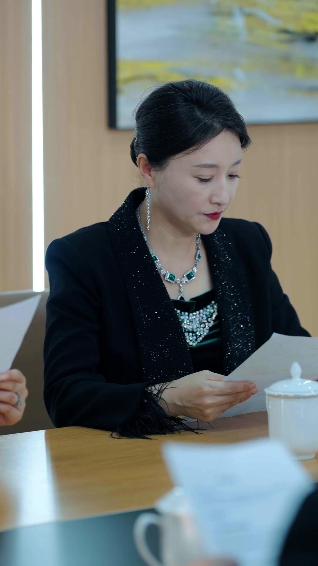 Di Balik Senyum Palsu