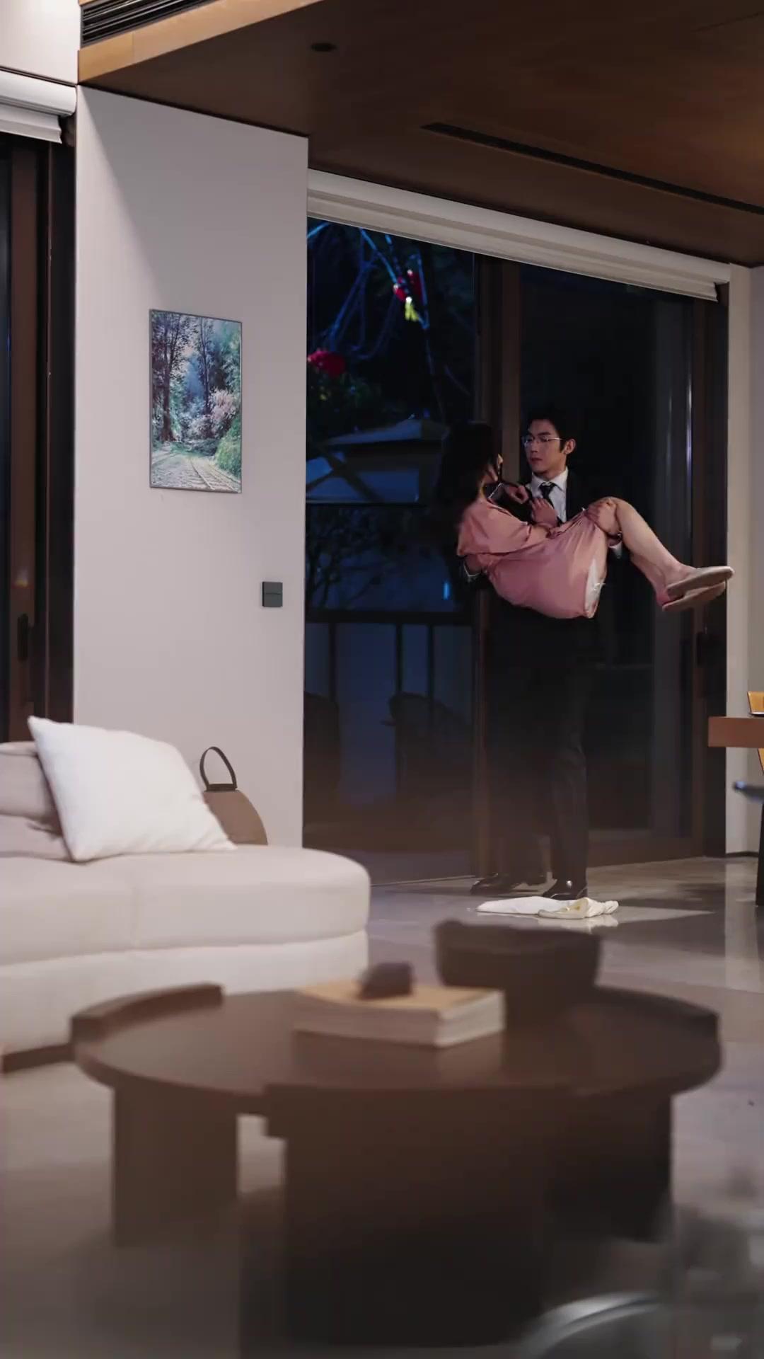 حين تظاهرتُ بالطاعة، أصبحتُ مدلّلةَ الكبير