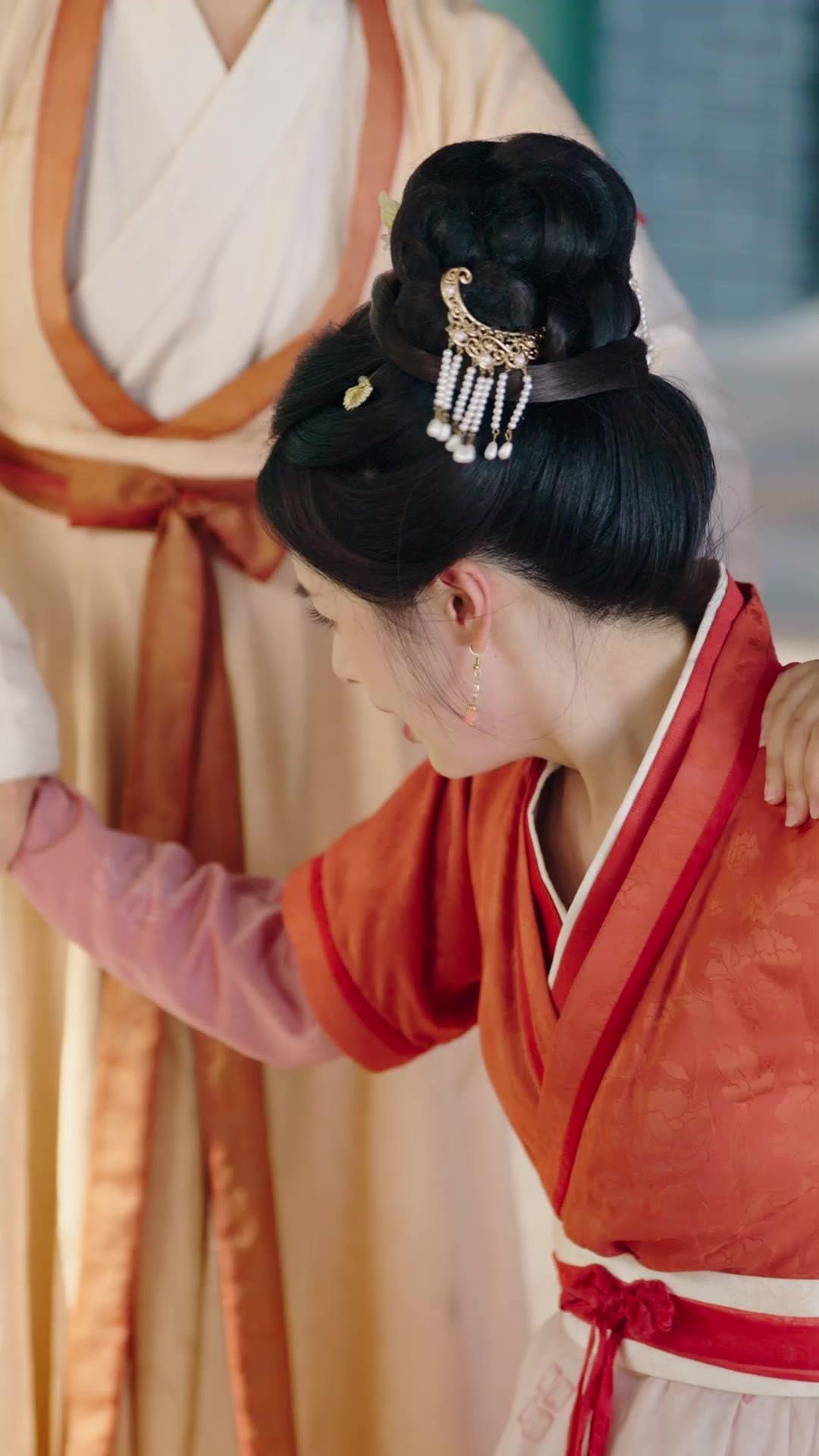 AU-DELÀ DU TRÔNE, L'AMOUR