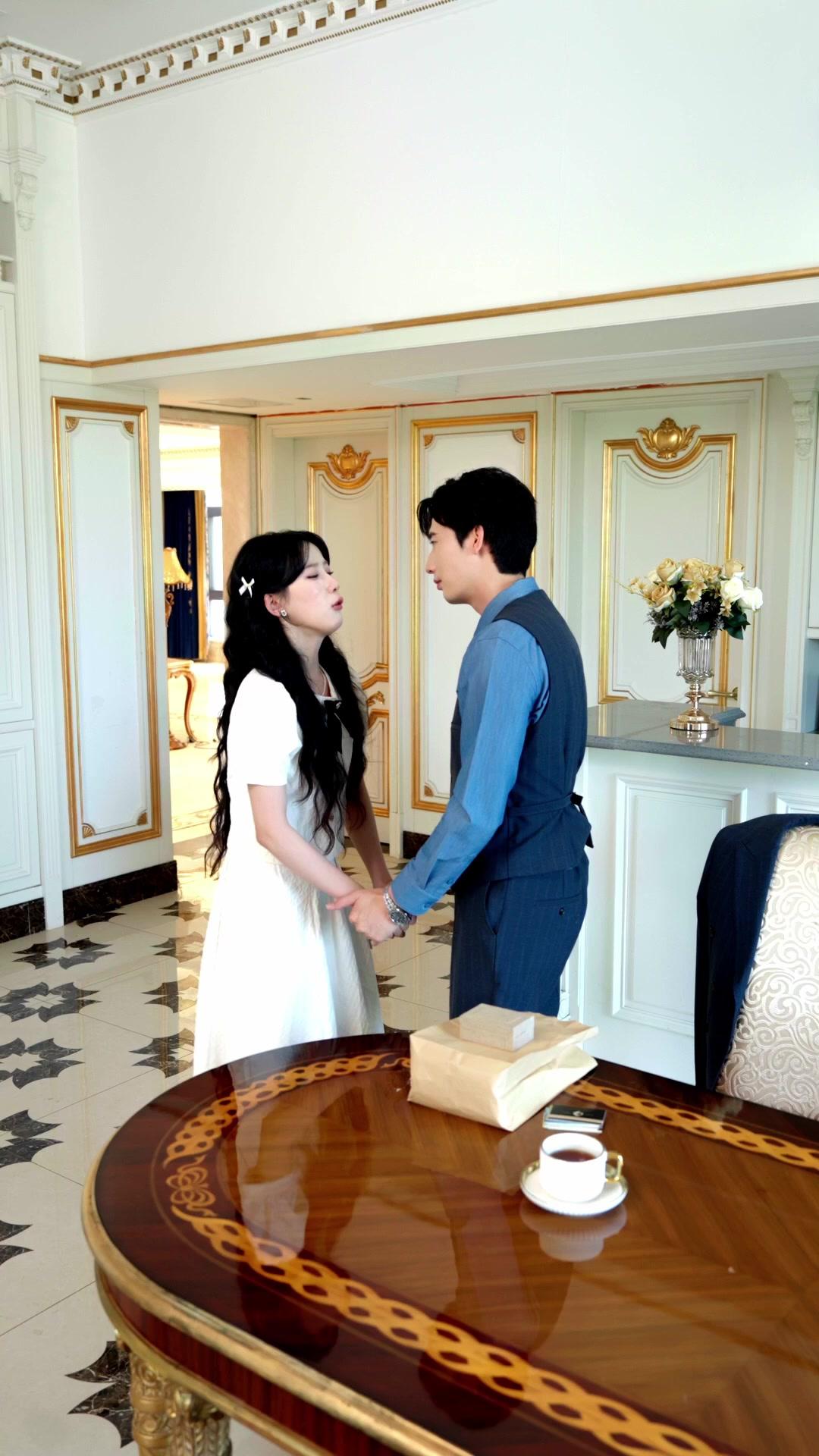 Skrip Di Tangan, Dunia Milikku