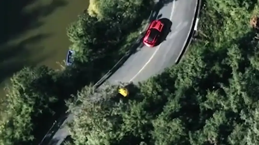 سائق الشاحنة المُدبلج: أقوى مما تتخيل — عندما يتحول التوصيل إلى مغامرة حقيقية