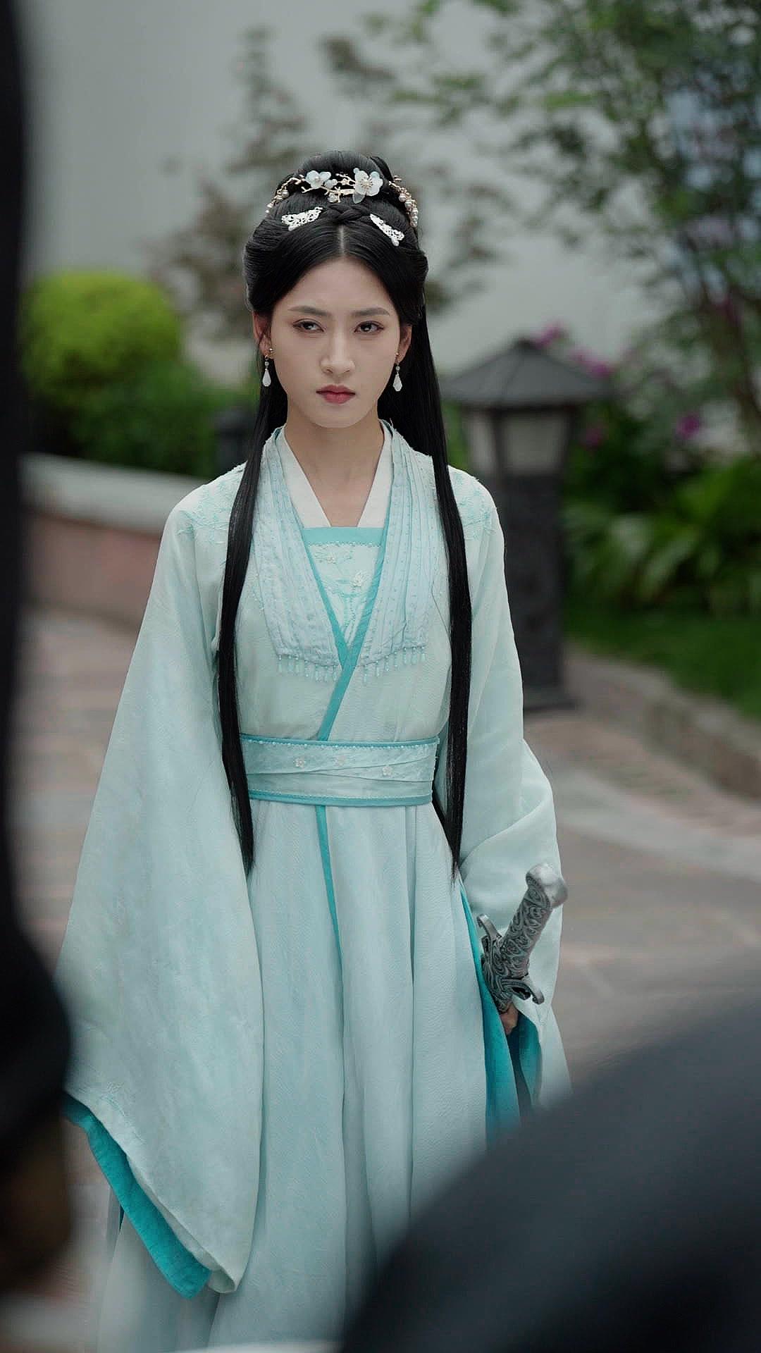 Kriegsheilige: Kronen aus Blut und Zeit