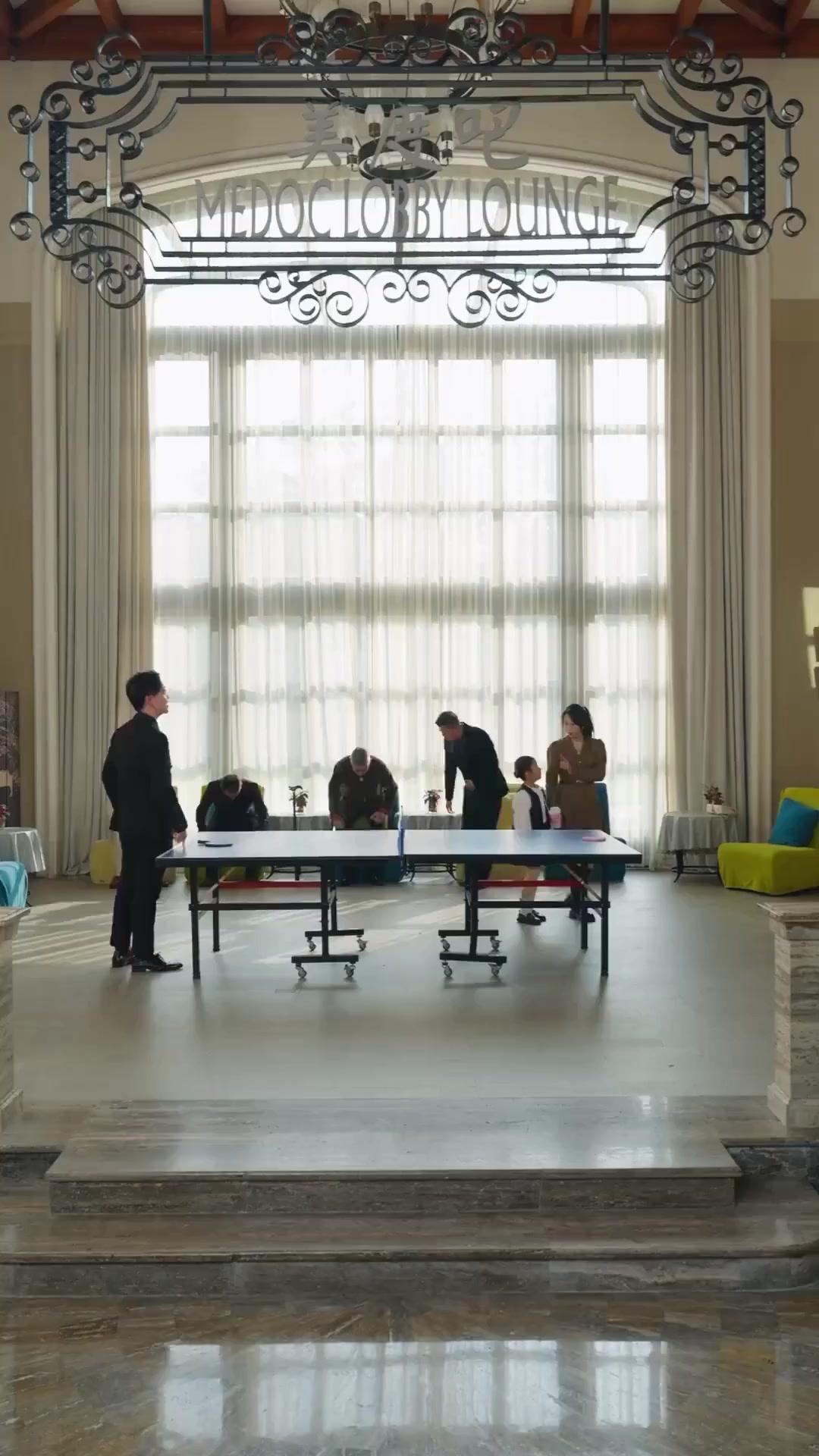 (Doblado) Reina chiquita del tenis de mesa